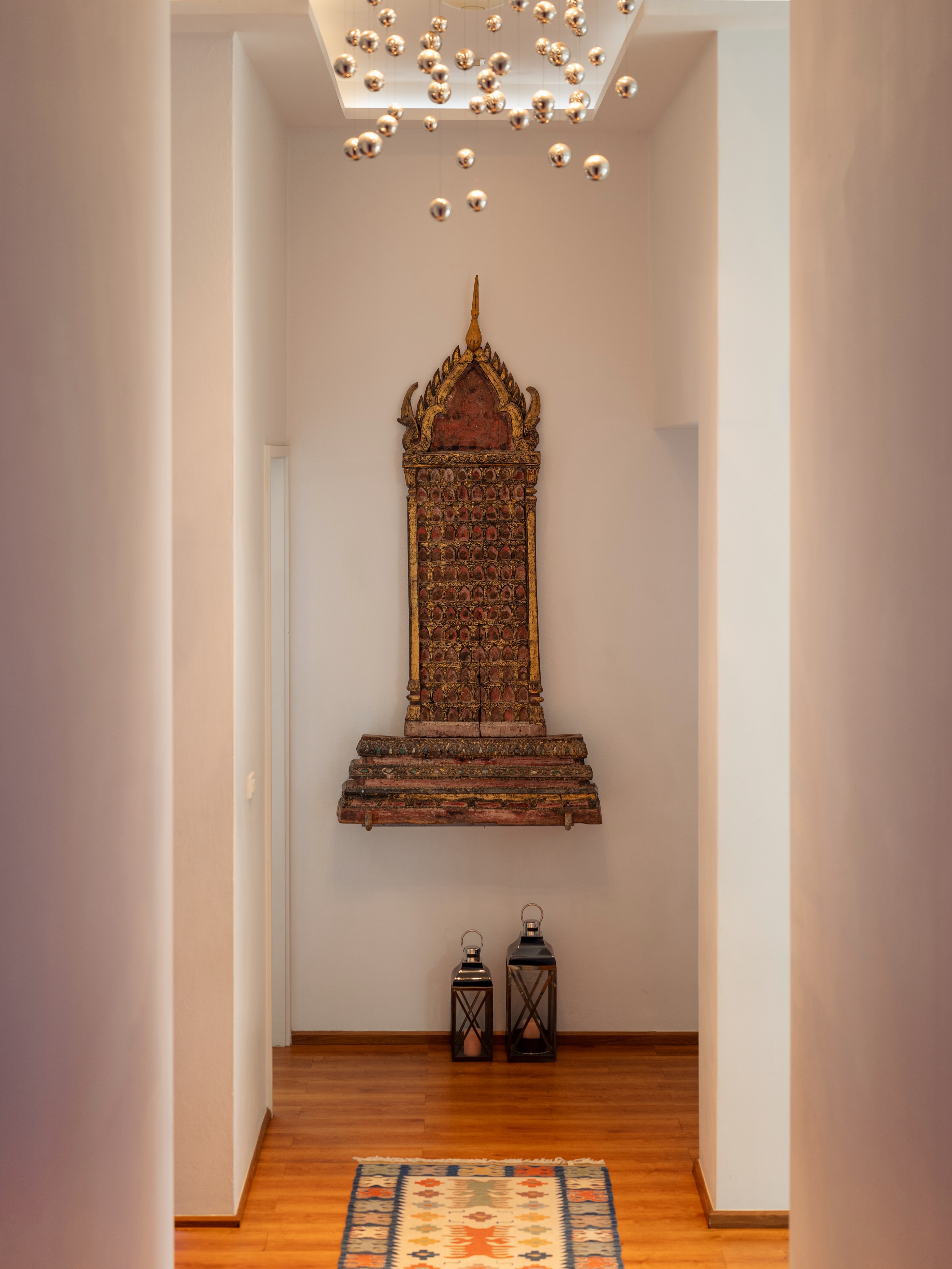 A passage designed to slow you down, before the view takes over.
— Bluesiam Villa