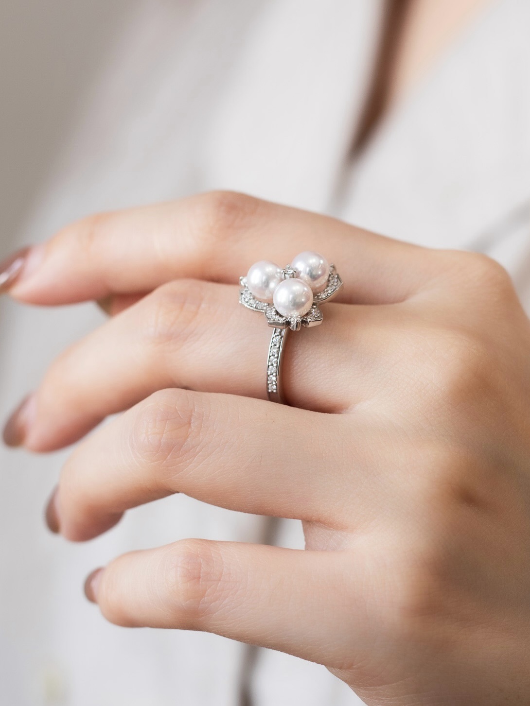 Three luminous Akoya pearls bloom in a delicate arrangement, embraced by platinum sakura petals and shimmering pavé diamonds.
Inspired by cherry blossoms drifting gently in the spring breeze, Sakura no Shizuku captures a fleeting moment of beauty in a design that is both graceful and timeless. The soft pink lustre of the Akoya pearls is complemented by diamond-set petals and a pavé diamond band, creating a subtle sparkle from every angle.
Discover now—at Fujimori Kajita Takashimaya store.