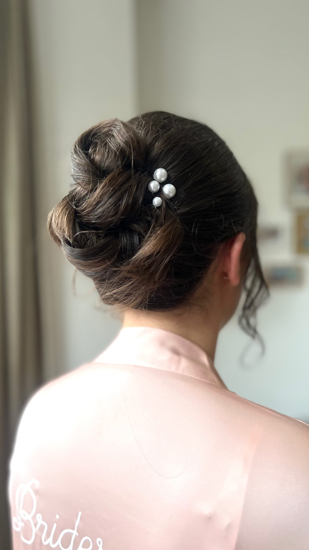 Three bridesmaids, three different hair types, one timeless style ✨
The modern French twist continues to be one of this year’s most requested wedding hairstyles. Elegant, versatile, and effortlessly chic, it creates a beautifully coordinated bridal party look while still complementing each bridesmaid’s individual hair texture and length.
Different hair. Same stunning result. 🤍
💄 @gracekelly_mua