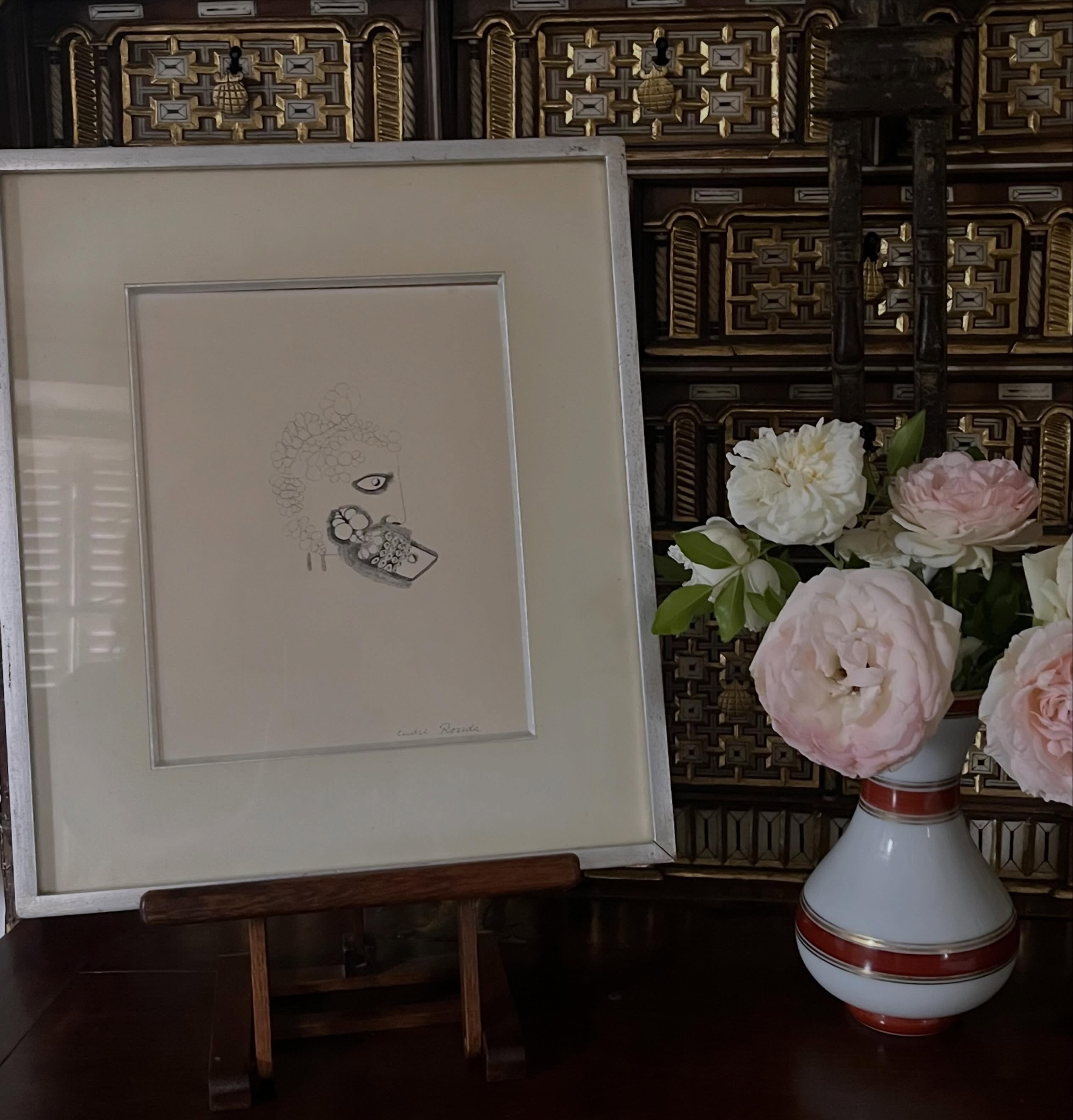 L’exposition L’art de l’estampe reste ouverte volets fermés 😎
Je vous propose aujourd’hui un dessin surréaliste d’une grande finesse signé Endre Rozsda (1913-1999), l’un des artistes hongrois les plus importants de sa génération.
Cette œuvre constitue une belle opportunité de commencer ou d’enrichir une collection d’art moderne et surréaliste. Les dessins de Rozsda offrent en effet un accès plus abordable à son univers que ses peintures, tout en conservant toute la richesse de son imaginaire et la qualité de son trait.
Un choix particulièrement intéressant pour les jeunes collectionneurs désireux d’acquérir une œuvre significative d’un artiste majeur du XXe siècle. Contactez-moi pour en connaître le prix.
La fiche du dessin et les informations sur l’artiste se trouvent dans l’image suivante ➡️
Endre Rozsda ( 1913-1999)
Circa 1970
Dessin à la plume
22,5 x 17,8 cm
Signé en bas à droite
À vendre/ For sale
👨🏼🎨Né en Hongrie en 1913, Endre Rozsda est un dessinateur et peintre majeur du surréalisme européen. Installé à Paris dès 1938, il fréquente Picasso, Giacometti et Max Ernst. Son œuvre, nourrie par la mémoire, le rêve et la métamorphose, déploie un univers foisonnant où les formes semblent se transformer sans cesse.
Salué par André Breton, qui choisit l’une de ses œuvres pour illustrer Le Surréalisme et la Peinture, Rozsda fait du dessin un terrain d’exploration essentiel. Son trait minutieux et organique donne naissance à des mondes labyrinthiques d’une grande richesse visuelle. Lauréat du prix Copley en 1964, il poursuit son œuvre à Paris jusqu’à sa disparition en 1999. Aujourd’hui, plusieurs de ses œuvres sont conservées au sein des collections du Centre Pompidou.
#endrerozsda #surrealism #artmoderne #drawing #arthistory
🖼️ Exposition « L’Art de l’estampe »
📅 Du 5 juin au 10 juillet
📍 Tous les jours sur rendez-vous
Collection Stéphanie Peyrissac
📍 9 avenue de Lamballe, 75016 Paris
📩 contact@collectionstephaniepeyrissac
.com
☎️ +33 (0) 6 11 72 55 88
