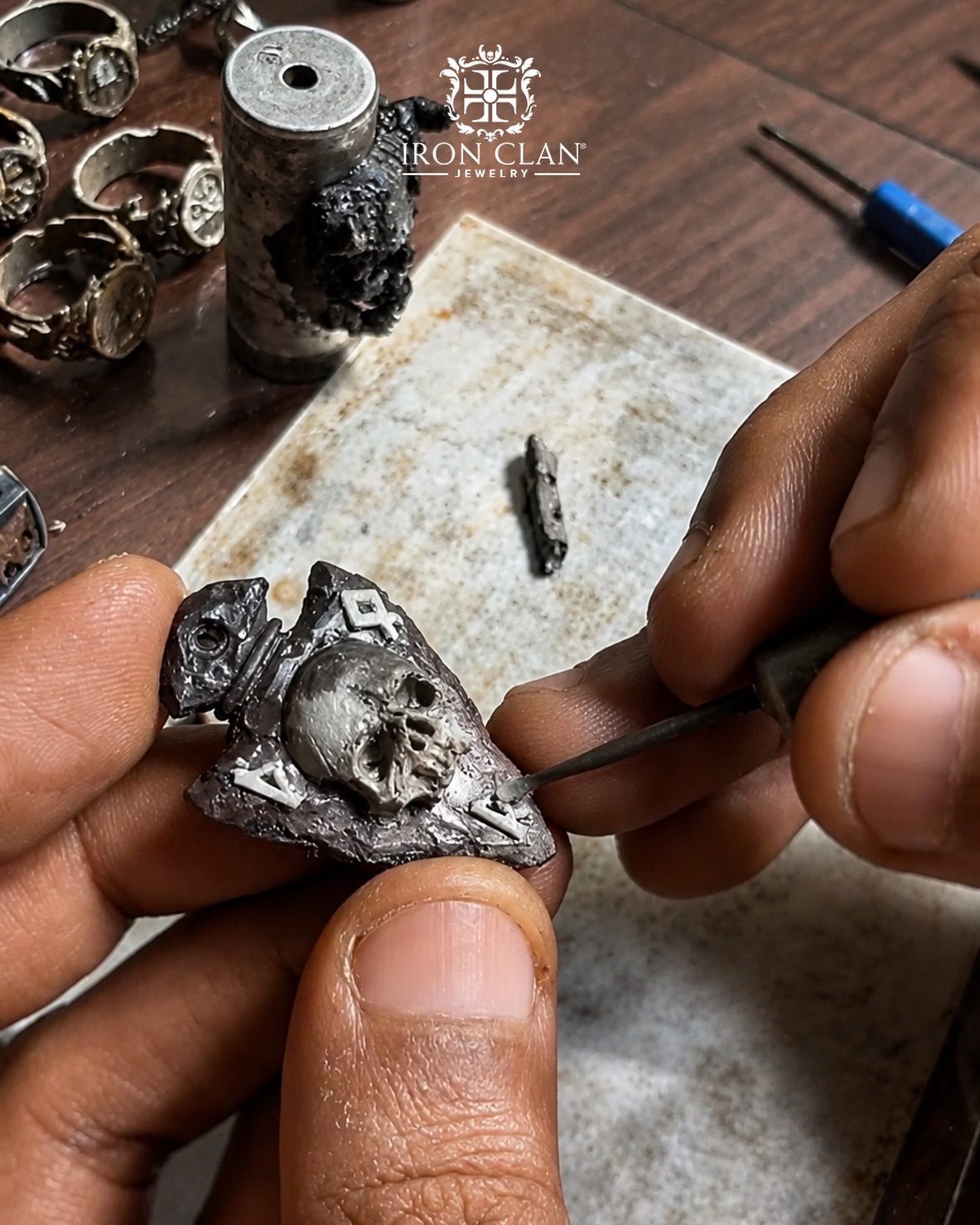 100% Sculpted by Hand βοΈ
A glimpse into the forge. Every texture, every shadow, and every skull we release carries the mark of true artisanship of Iron Clan's π₯
__
#IronClanJewelry #WearableArt #SkullJewelry #HandcraftedRings #SilverArtisan