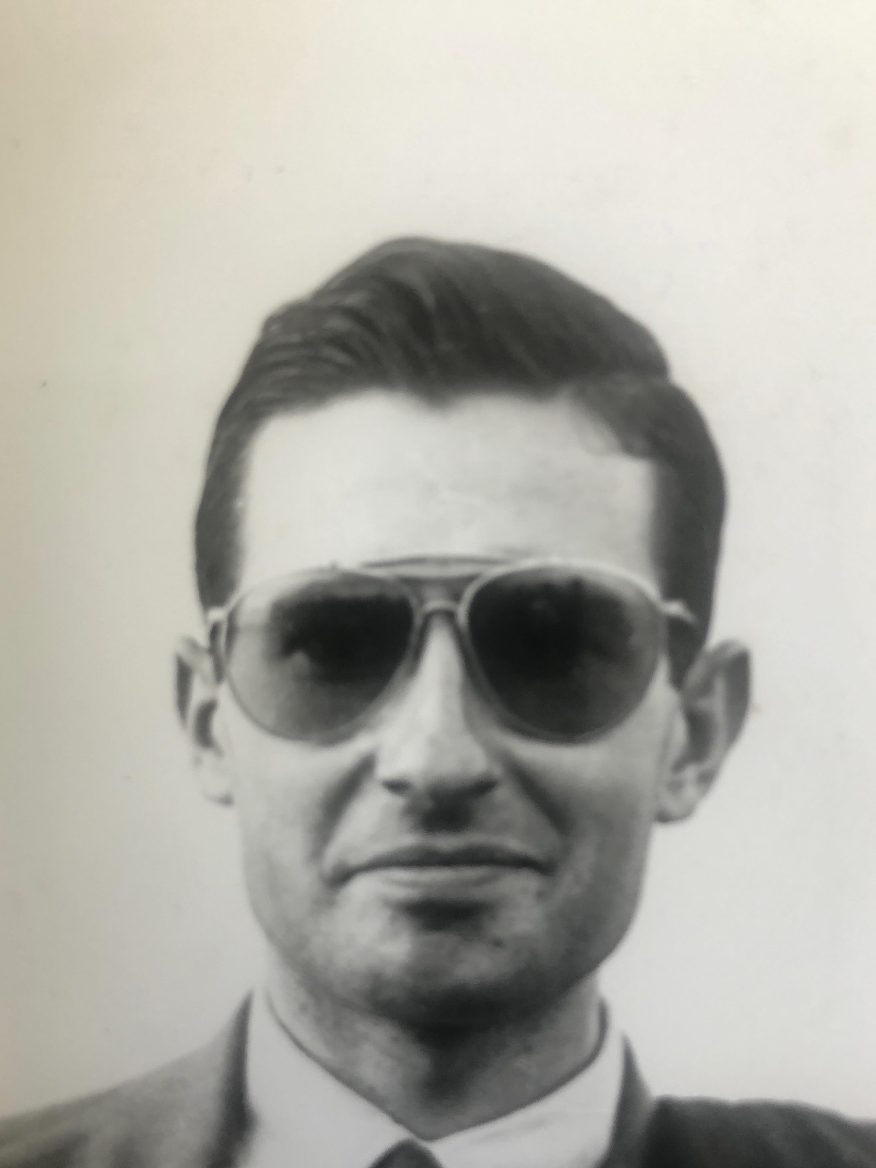Bonne fête, Papa. ❤️
Sur cette photo, tu portes les Ray-Ban d’aviateur qu’Antoine de Saint-Exupéry t’avait offertes à Alger.
#talisman #famillejeanpeyrissacpeintre
#alainpeyrissac