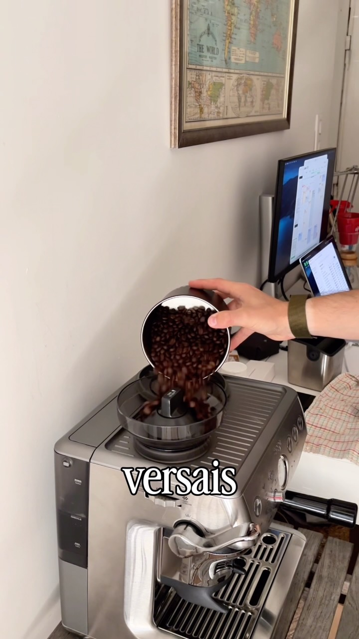 GEAR & SETUP, ep 05 - DON’T USE THE HOPER
Ne mets plus ton café dans le bac à grains si tu veux pas qu’il devienne mauvais.
Laisser le café dans le bac à grains accélère le dégazage et il subit les changements de température…
Pour avoir un café toujours frais:
1. pèse uniquement la dose dont tu as besoin pour un espresso (18g pour 36g de liquide)
2. garde ton café dans une boîte hermétique à l’abri de la lumière
#onecupatadiviso
#coffeeaddict #coffee #brewing