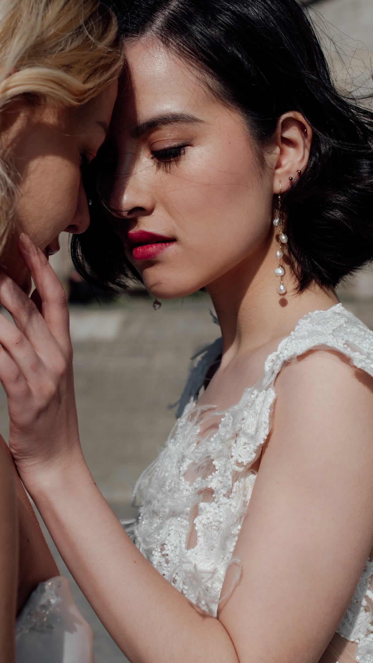 Bridal | Love is in the air.
Pearl Jewelery for your big day.
WP : @eternellewedding
Vidéo : @studiofauvve
Robe de mariée : @lkpariscouture
Coiffure et Maquillage : @virginie_dsfn et @klairemuabridals
Modèle Couple F/F : @victoiremry et @iammerqs
#pearljewelry #parisbridalpearljewelry #pearlearrings #pearlnecklace #weddingjewelry