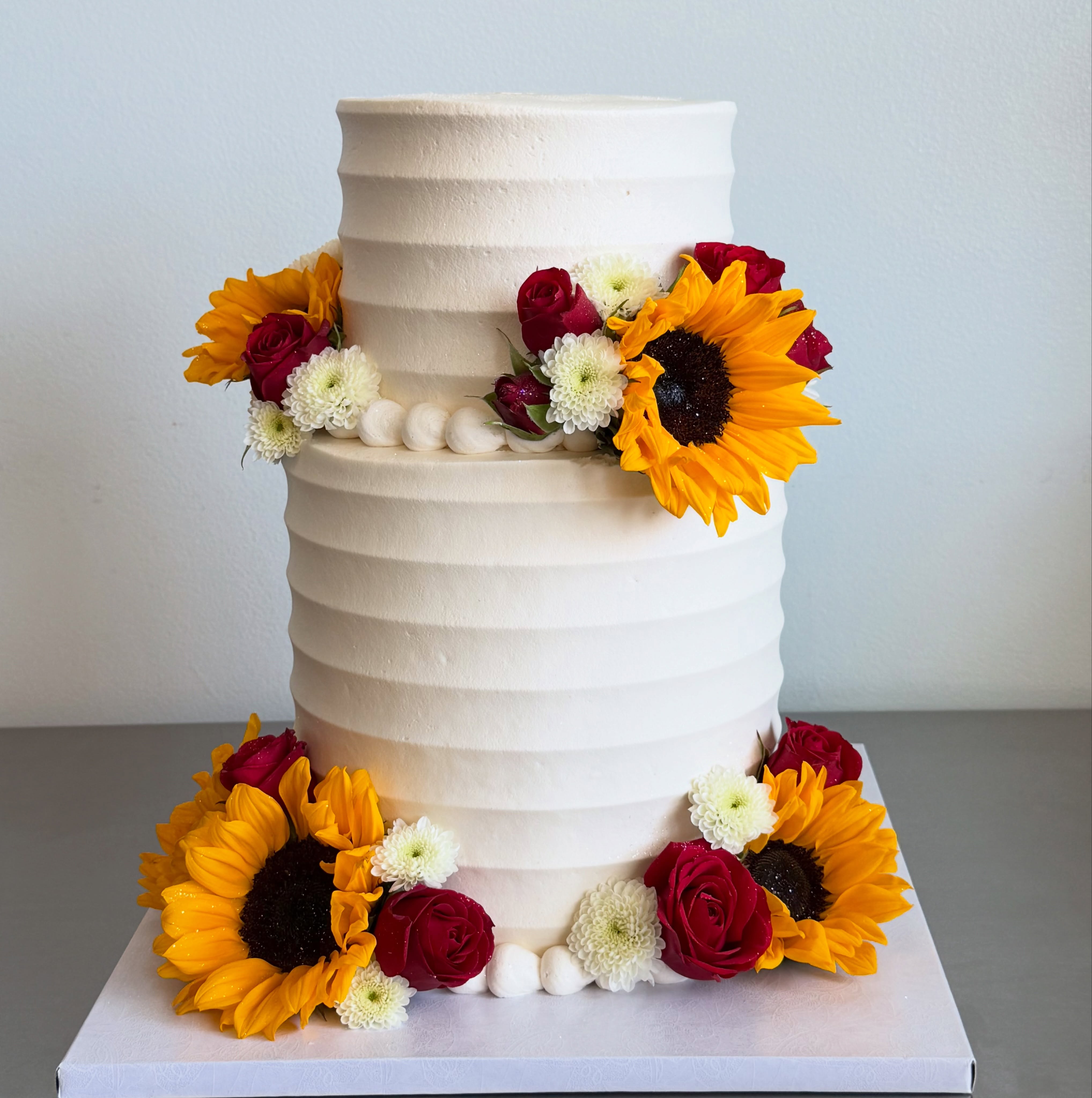 Two tired 3 layer 7β + 2 layer 5β vanilla almond funfetti with fresh strawberry filling and organic food safe florals πΉπ»π° for @safrancateringlv π FrolicAndFollyLV.com
β’
β’
#vegan #wedding #cake #lasvegas #bakery