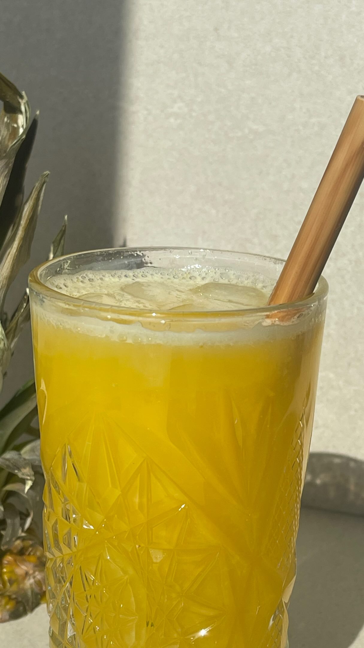 💦 HYDRATING COCONUT CLEANSER
Limette, Ingwer, Ananas & Kokoswasser
Diese Kombi wirkt wie ein kleiner Spa-Moment in Sattform: entgiftet, hydriert, stärkt das Immunsystem und unterstutzt die korpereigene Kollagenproduktion.
Durch die natürlichen Enzyme der Ananas, das basische Kokoswasser und die zellaktivierende Schärfe des Ingwers bekommt deine Haut diesen Frische-Glow. 🍋🟩
Hergestellt mit meinem geliebten @huromofficial.de Entsafter, der nicht nur schnell zu reinigen ist, sondern auch besonders nährstoffschonend arbeitet.
Mit meinem Code THEINNERYOUTH10 sparst du 10 % auf die gesamte Bestellung & alle Gerate - und investierst damit direkt in deine Gesundheit und Jugendlichkeit 🐚
Gebe
🍋🟩 geschälte Limette
🫚 Ingwer
🍍 Ananas
in den Entsafter. In ein großes Glas mit Eiswürfel füllen. Mit 🥥 Kokoswasser auffüllen & genießen!
#theinneryouth #slowjuicer #hydration #slowaging