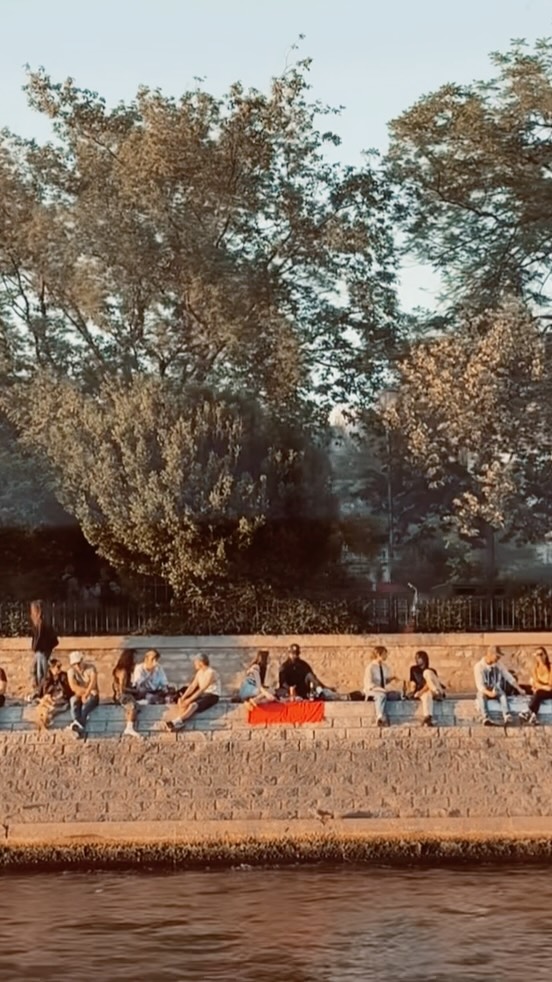 Human kindness. 💕🌞♥️
.
.
.
.
#peopletalking #alongtheseine #inparis #peoplewatching