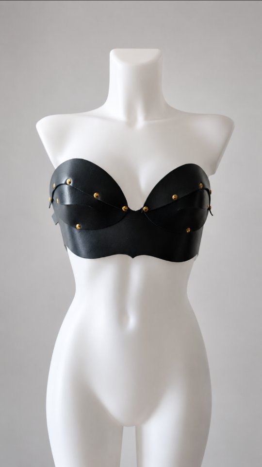 Bien avant d'être porté, chaque accessoire prend le temps d'être façonné.
#Leather #Cuir #Paris #handmade #faitmain