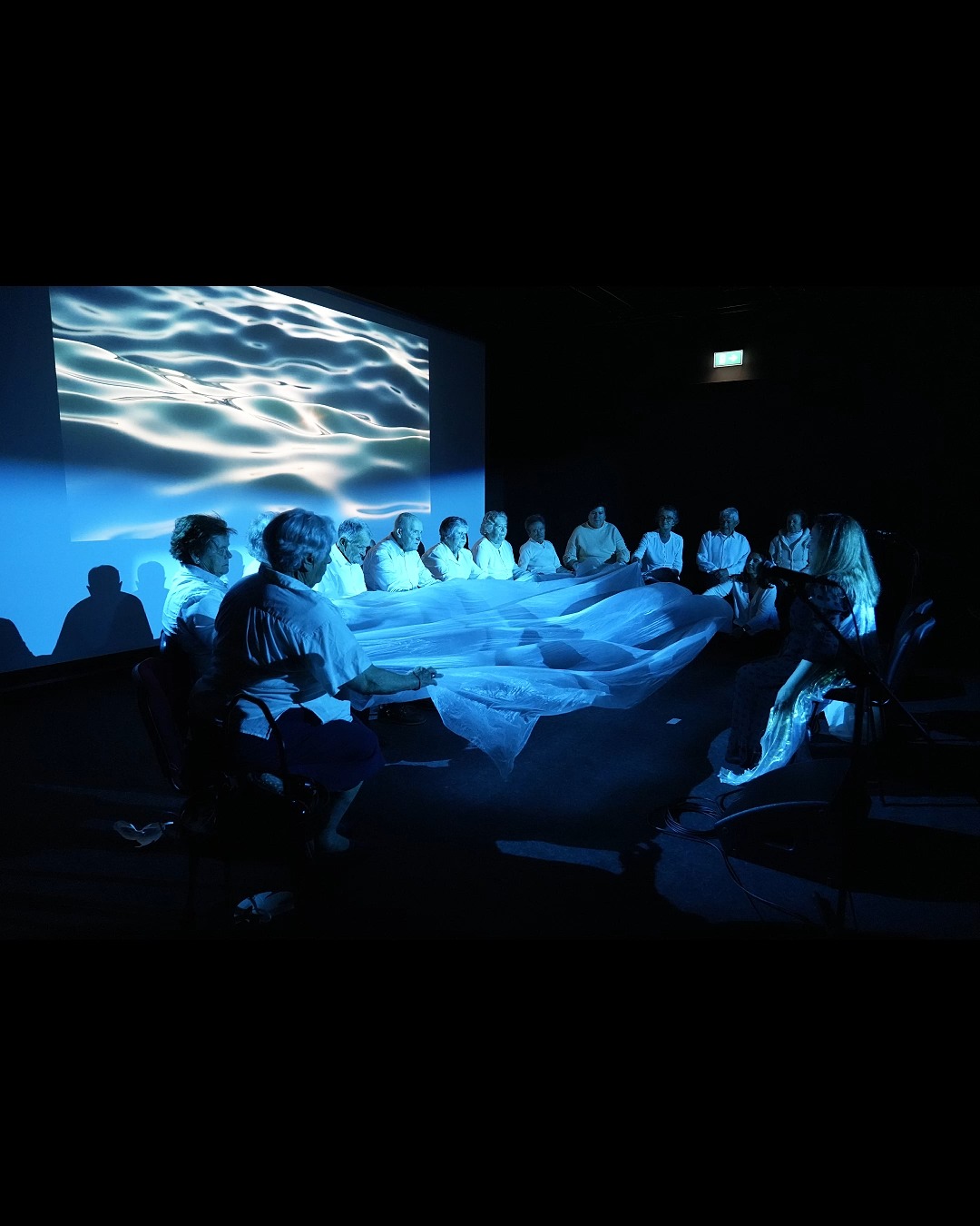 A vida corre. Passaram-se já dois meses desde que revelei “Carta Aberta” – um filme-performance + exposição, trabalho realizado numa das residências artísticas do Projeto ARI, com os idosos do Centro de Dia da Associação dos Socorros do Turcifal, em Torres Vedras.
Outras atividades iniciei, mas tenho recebido pedidos de pessoas (que não estiveram presentes na altura do evento) para verem apenas o filme. Por enquanto, resistirei à sua divulgação…
“Carta Aberta” aconteceu da fusão do filme e da performance daquele fantástico grupo, incluindo a animadora Susana Varela. O filme, como foi pensado, não vive sem a nossa atuação e vice-versa, para além da vertente plástica dos objetos co-criados. Foi precisamente do cruzamento de várias linguagens que aquela obra ganhou vida.
Deixei naquela instituição um arquivo do projeto e respetivos trabalhos. Deixei lá, também, um pouco do meu coração nos corações que tive o privilégio de conhecer.
Agora, volvido algum tempo, mostro algumas fotos e mensagens (escritas por espectadores) que guardarei para fazer corpo-memória deste projeto tão especial e único.
Rise
On
My
Love
💗
#corpomemória #cartaaberta #projetoari #câmaramunicipaldetorresvedras #martaroml