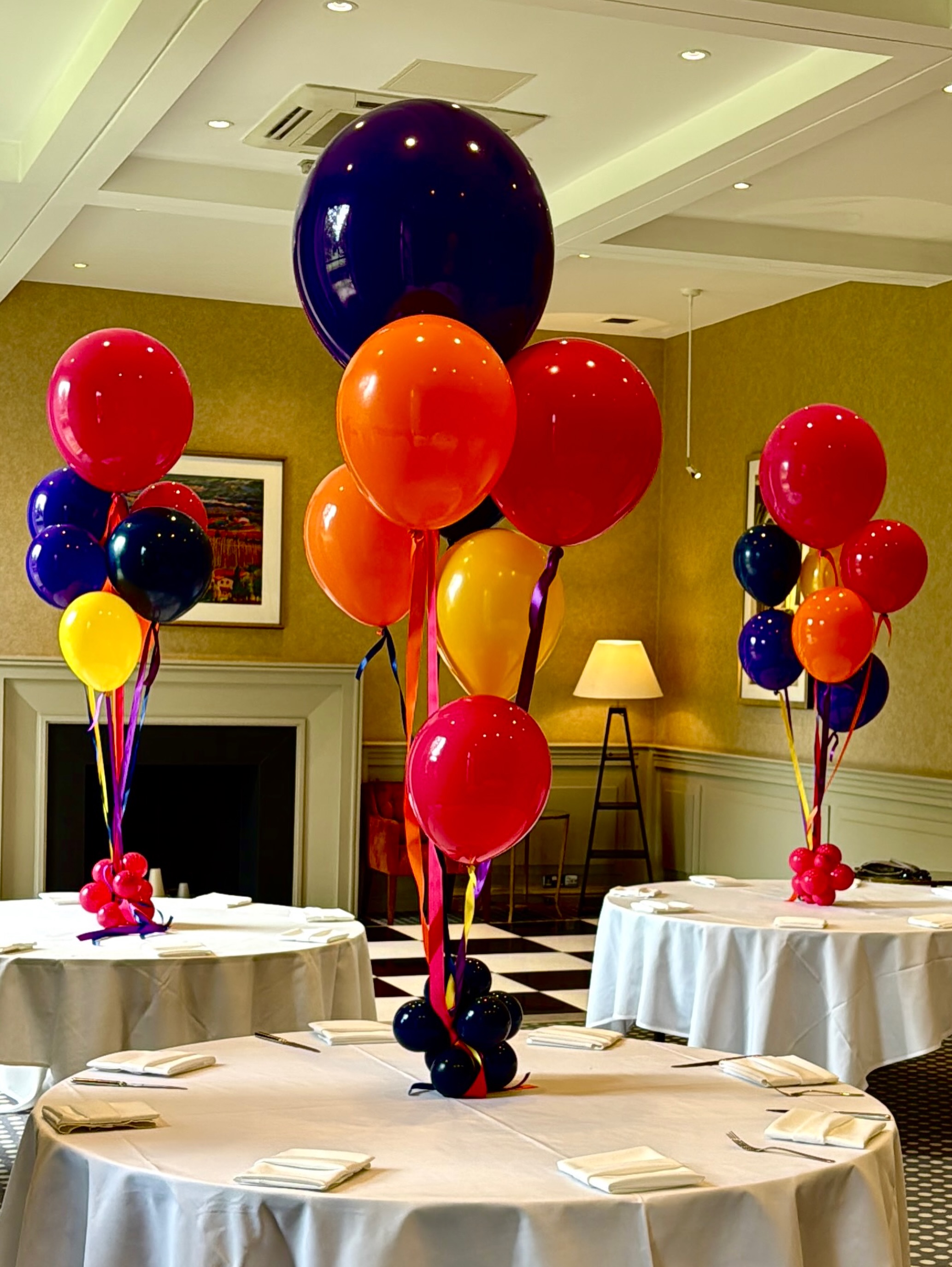 Colour everywhere for this 50th birthday at Rudding Park today. These bouquets were a mix of 24β, 18β and 11β balloons. π©·π§‘πππ
#heliumballoonbouquet #birthdayballoons #ruddingpark