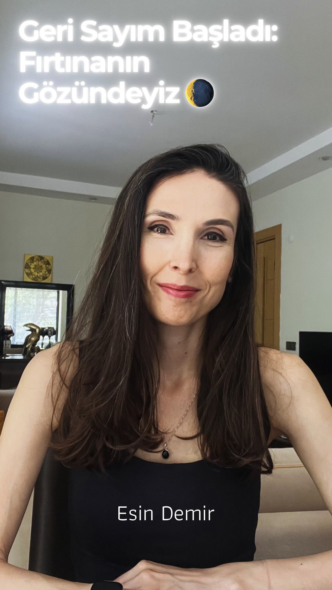 Bu videoyu paylaşıp paylaşmama konusunda çok kararsızdım ♥️ Ama şimdi biliyorum ki, bu video ulaşması gereken her bir ruha ulaşmalı 🤍✨
Kendi adıma, hiç bu kadar açık konuşmamıştım..
Vakit, harekete geçme vaktidir dostlar 🤍✨
Ruh ailelerinin yüksek bir bilinçle bir araya gelerek (dünyamıza “yeni insan bilincinin” tohumlanabilmesi için) ortak bir şuur sahası, ortak bir titreşim alanı yaratması dünyamız için artık çok elzem 🌎🍃
Bilin istedim…
Dünyamızda her ne olursa olsun, birliğimizin ışığının daha da güçlü bir şekilde parlayacağına eminim 🌟
Sevgi ve ışıkla,
Esin 💛