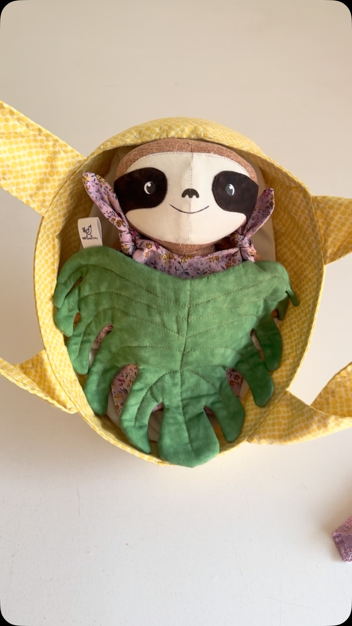La magia no vive únicamente en castillos lejanos.
También habita nuestros bosques, nuestros animales y las historias que inventamos al jugar.
En cada juego nace un cuento. Y algunos comienzan con una pequeña perezosa. 🦥🤍🌿