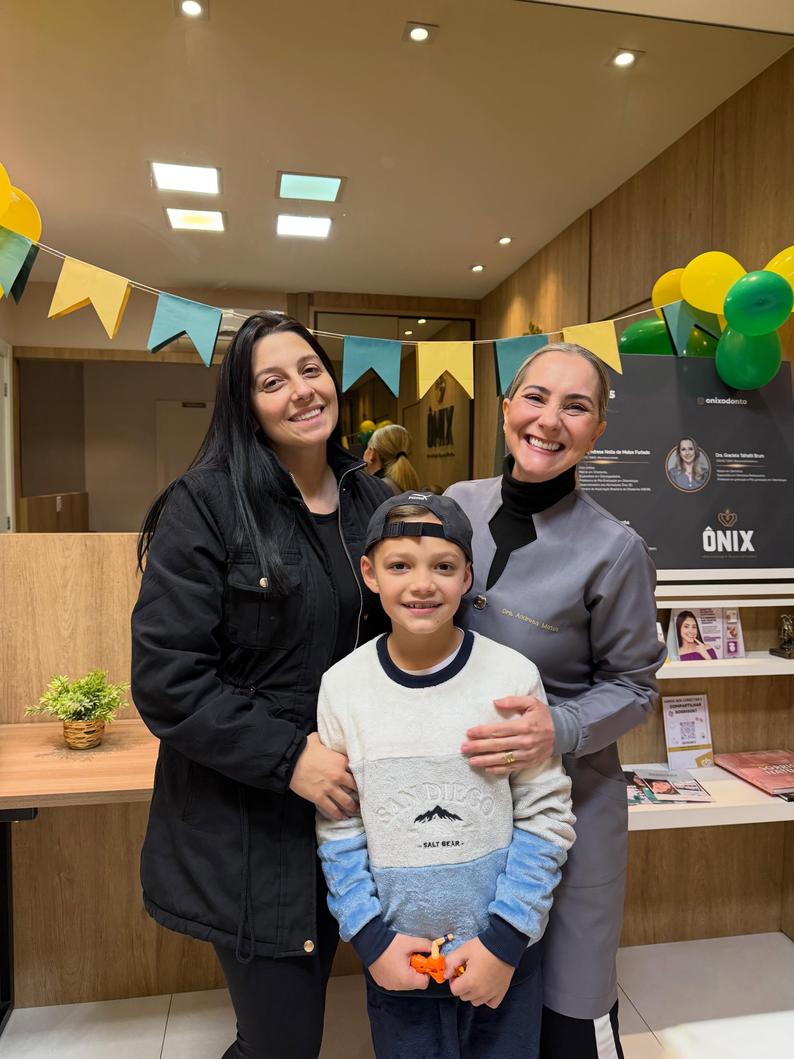 É uma alegria acompanhar o crescimento dos nossos pequenos pacientes e fazer parte dessa fase tão especial da vida deles. 💛
Minha gratidão à mamãe pela confiança no meu trabalho e por permitir que eu cuide desse sorriso com tanto carinho. Ver a evolução de cada criança e o envolvimento da família no tratamento faz toda a diferença.
No próximo mês iniciaremos a nossa campanha Julho Laranja, um período dedicado à conscientização sobre a importância da avaliação ortodôntica infantil.
Fiquem atentos às novidades! 🧡
#JulhoLaranja #OrtodontiaInfantil #SorrisosSaudáveis #Prevenção #ortodontia