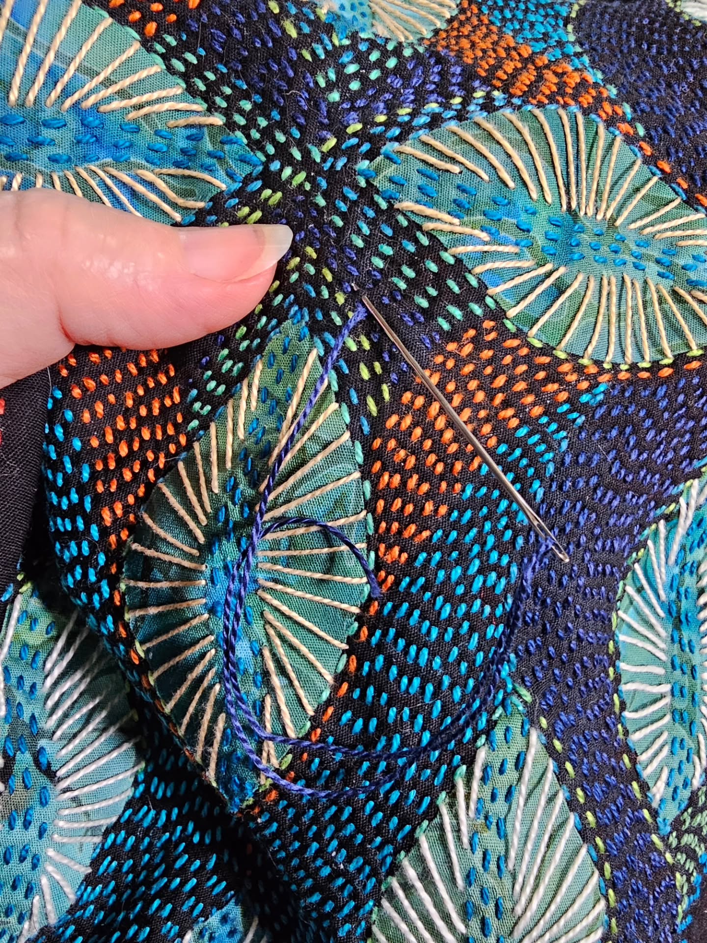A little Sunday night stitching... there's a 🐈 under there somewhere keeping warm😊
I hope it's been a good weekend for you all?
#slowstitching #contemporarystitch #stitchedart #stitchbystitch #inspiredbypattern