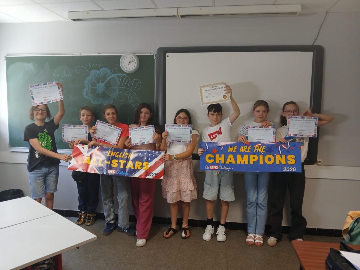 🇬🇧 Remise des prix du Big Challenge ! 🇬🇧
Nos élèves ont enfin reçu leurs diplômes et les nombreux lots remportés grâce à leur participation au Big Challenge : posters, crayons, petits livres, calendriers, cartes à scanner, autocollants…
C’est avec beaucoup de fierté et de joie qu’ils ont découvert leurs récompenses et leurs résultats. Félicitations à tous pour leur engagement et leurs très beaux scores à ce grand jeu-concours qui permet de tester et de valoriser les compétences en anglais !
Bravo à tous nos participants pour leur travail et leur motivation tout au long de l’année ! #châtillonsurseine #bigchallenge #english #remisedesprix #college