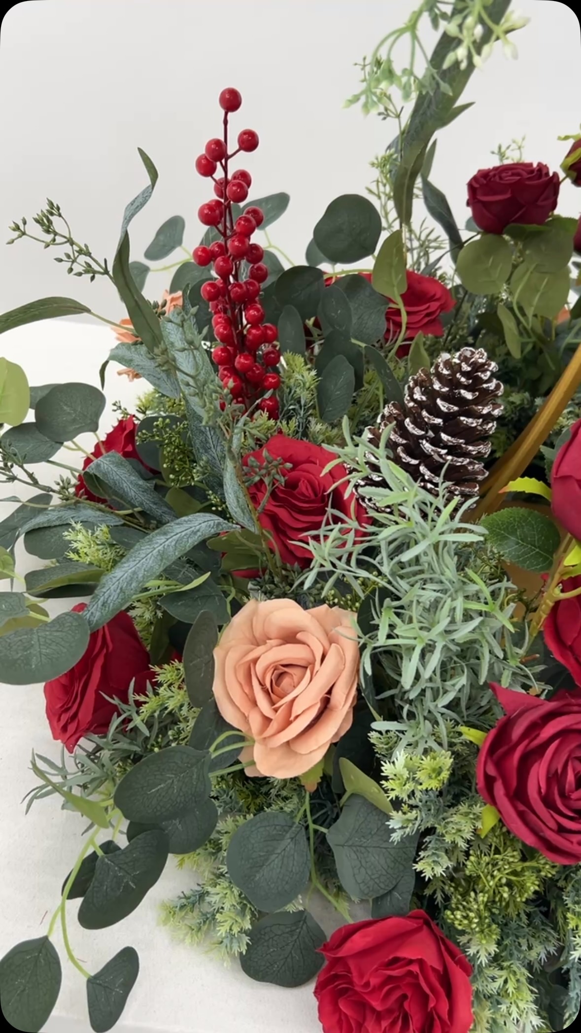 NEW FOR 2026! ✨ A timeless romance in bloom — deep crimson roses, soft blush petals, and lush greenery creating a centrepiece made for unforgettable moments. ❤️🌿
#WeddingTok #WeddingReels #ReelsInstagram #ExplorePage #ViralWedding WeddingInspo PinterestWedding WeddingGoals DreamVenue CouplesGoals 🌹