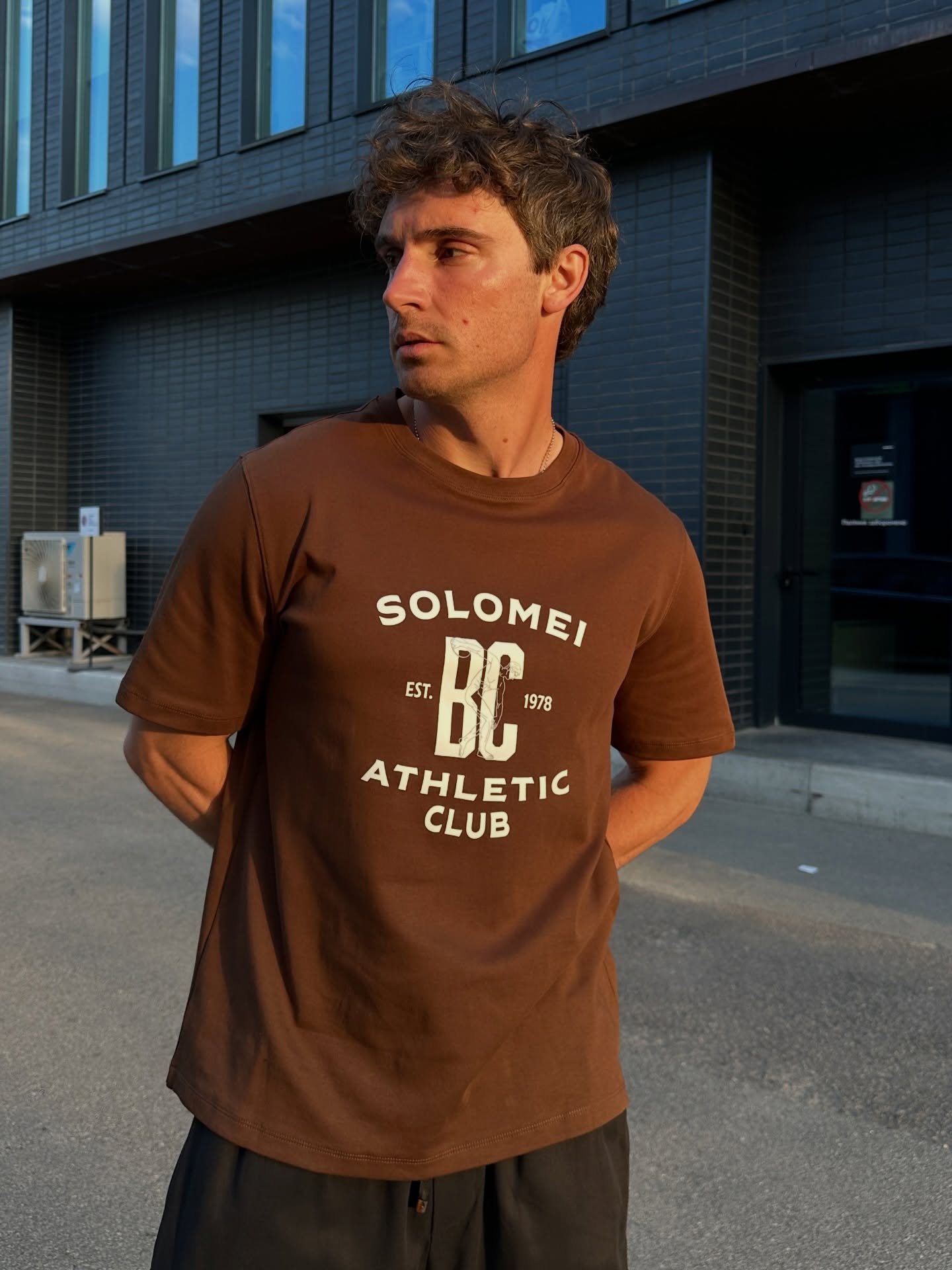 BRUNELLO CUCINELLI
Глибокий шоколадний відтінок, прямий крій і фірмовий принт із відсилкою до італійського походження бренду. Базова форма доповнена спортивною естетикою — саме той баланс між relaxed casual і преміальною подачею.
⸻
В НАЯВНОСТІ
domine.com.ua
Київ, вул. Дж. Маккейна 26
ПН–НД з 11:00 до 19:00