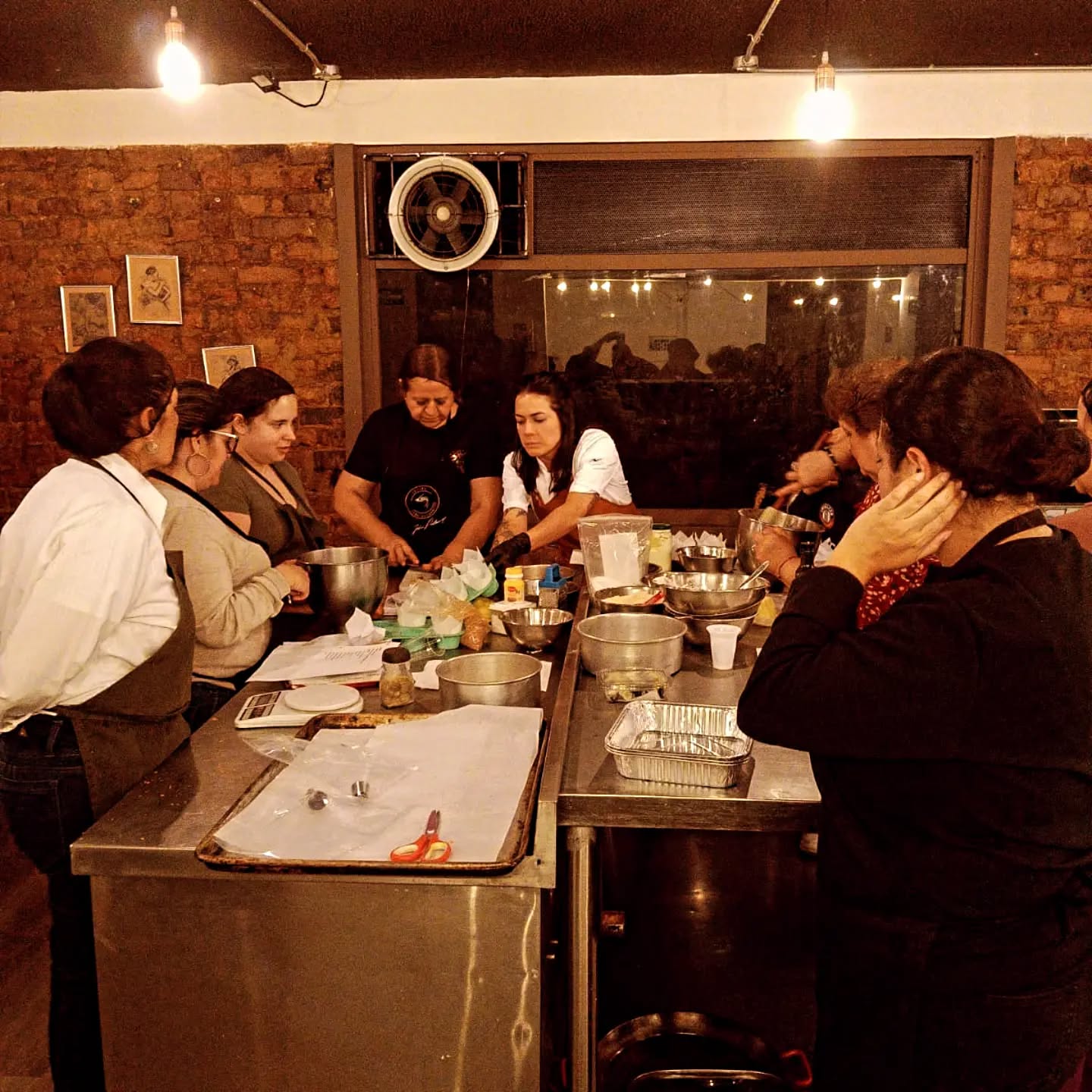 Agradecemos sinceramente a todos los participantes de nuestro curso de tortas saludables, guiado por nuestra chef Luisa Avella. Fue un espacio lleno de aprendizaje, creatividad y pasión por la cocina consciente. Gracias por confiar en ASONALCHEFS y por ser parte de esta experiencia. ¡Esperamos verlos en nuestros próximos talleres!
#tortassaludables
#tortas