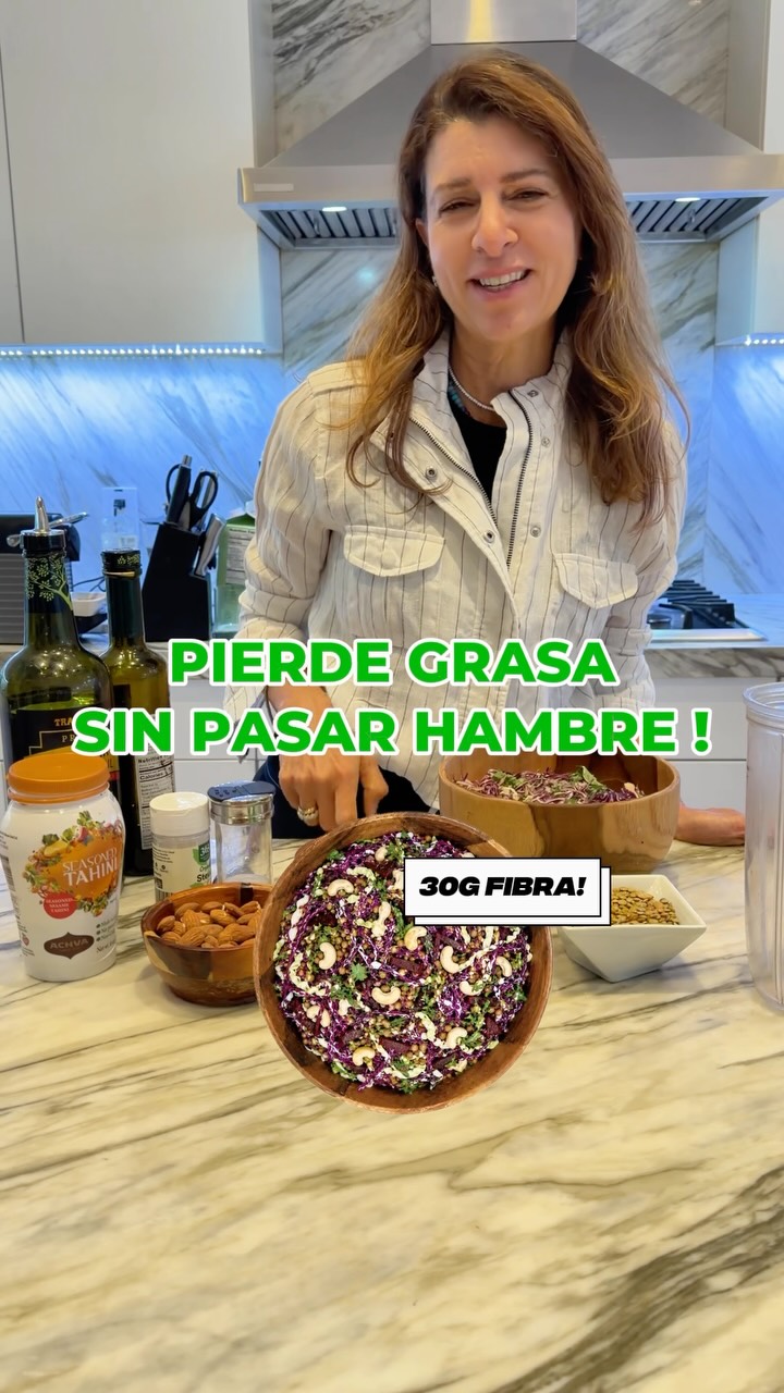 Muchos se enfocan solo en la proteína, pero la fibra es una de las herramientas más poderosas para mejorar la salud metabólica.
La fibra ayuda a aumentar la saciedad, favorece la salud intestinal y se asocia con un menor riesgo cardiovascular. Sin embargo, la mayoría de las personas no consume la cantidad necesaria cada día.
Por eso hoy les comparto una ensalada sencilla, deliciosa y con más de 30 gramos de fibra. Ingredientes como repollo, lentejas, aguacate y semillas aportan nutrientes que apoyan la microbiota intestinal, favorecen una digestión saludable y contribuyen a un metabolismo más equilibrado.
La nutrición no siempre requiere cambios radicales. Muchas veces, los mayores beneficios provienen de pequeñas decisiones que repetimos todos los días. 💬 Cuéntame, ¿qué otro tipo de recetas te gustaría ver?
#fibra #saludintestinal #microbiota #nutricion #metabolismo perdidadepeso endocrinologia