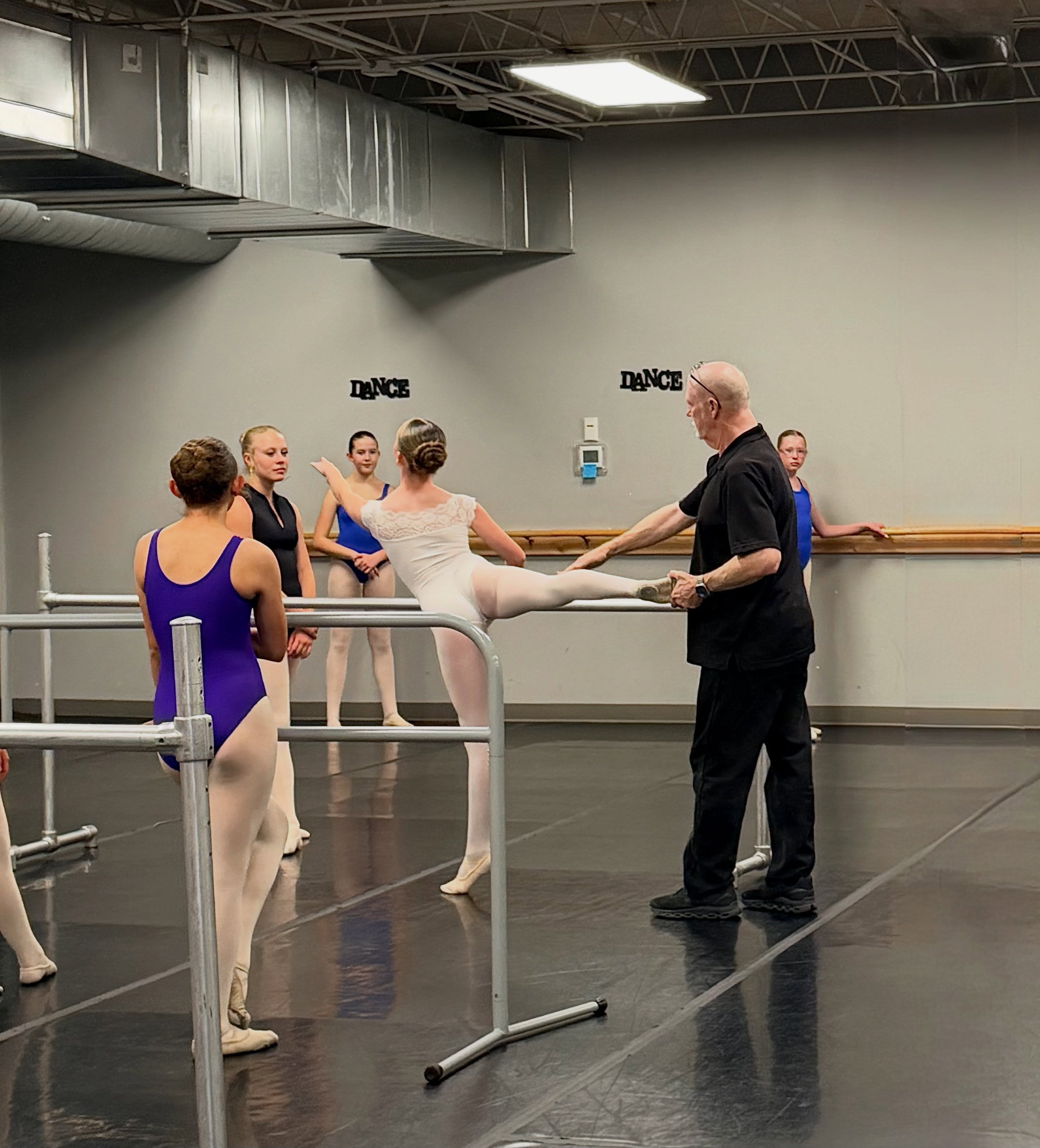 ⭐️Teacher Spotlight: Tim Fox!
📸 @timfox_dance teaches the Rose level class during week 1 of our 2026 Summer Intensive! Thank you for guiding and inspiring our dancers!
#summerintensive2026 #lbasummerintensive #littletonballetacademy #summerballettraining #guestfaculty