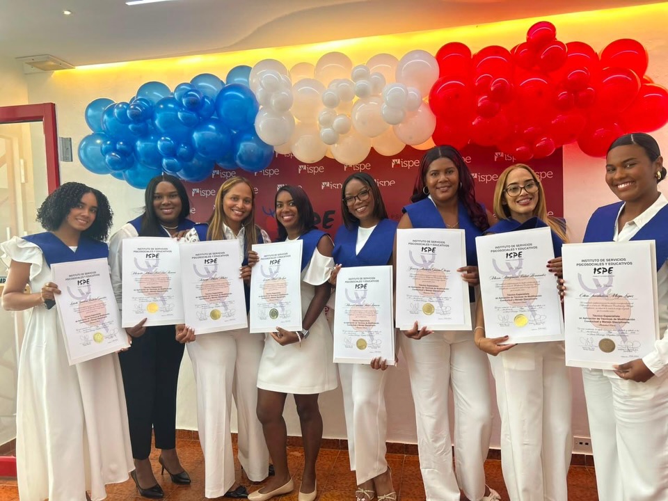 Hoy celebramos el esfuerzo, la constancia y el compromiso de nuestros participantes.
Después de meses de aprendizaje en modalidad virtual, llegó el momento de encontrarnos y celebrar este gran logro.
Nos llena de alegría recibir graduados provenientes de distintas provincias del país.
Cada certificado representa horas de estudio, dedicación y crecimiento profesional.
El Diplomado en Modificación Conductual culmina con éxito y deja una nueva generación de profesionales preparados para impactar vidas.
Sonrisas, abrazos y mucho orgullo en una jornada que quedará en nuestra memoria.
Gracias por confiar en nosotros para acompañarlos en este importante paso de su formación.
Felicidades, graduados! Que este logro sea solo el inicio de muchos más éxitos profesionales y personales.