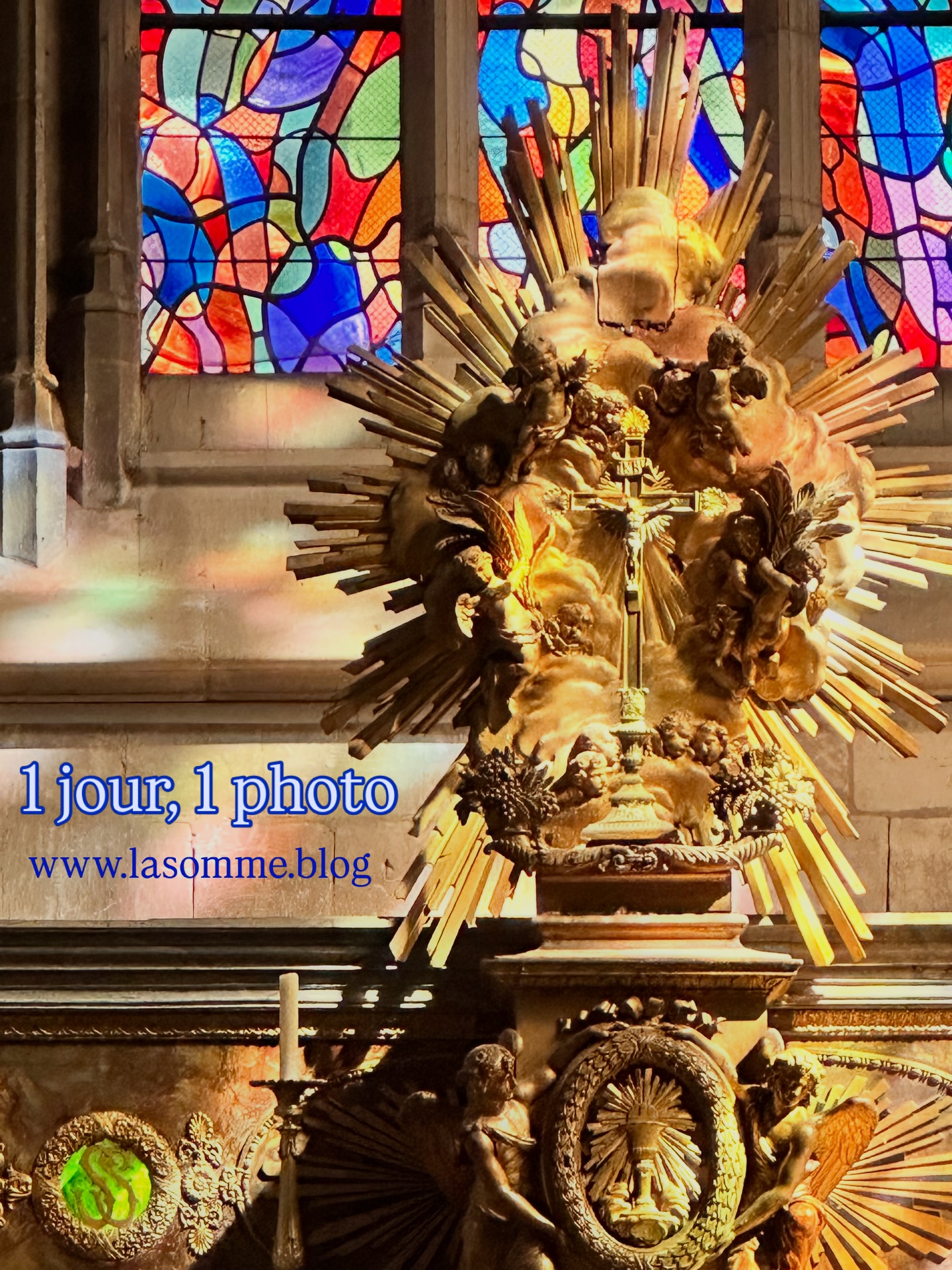 Par cette chaleur, quoi de plus rafraîchissant qu’un bain de couleurs et de culture dans l’un des nombreux édifices religieux de la Somme. ici, par exemple, dans l’église du Saint-Sépulcre d’Abbeville. www.lasomme.blog 🦋