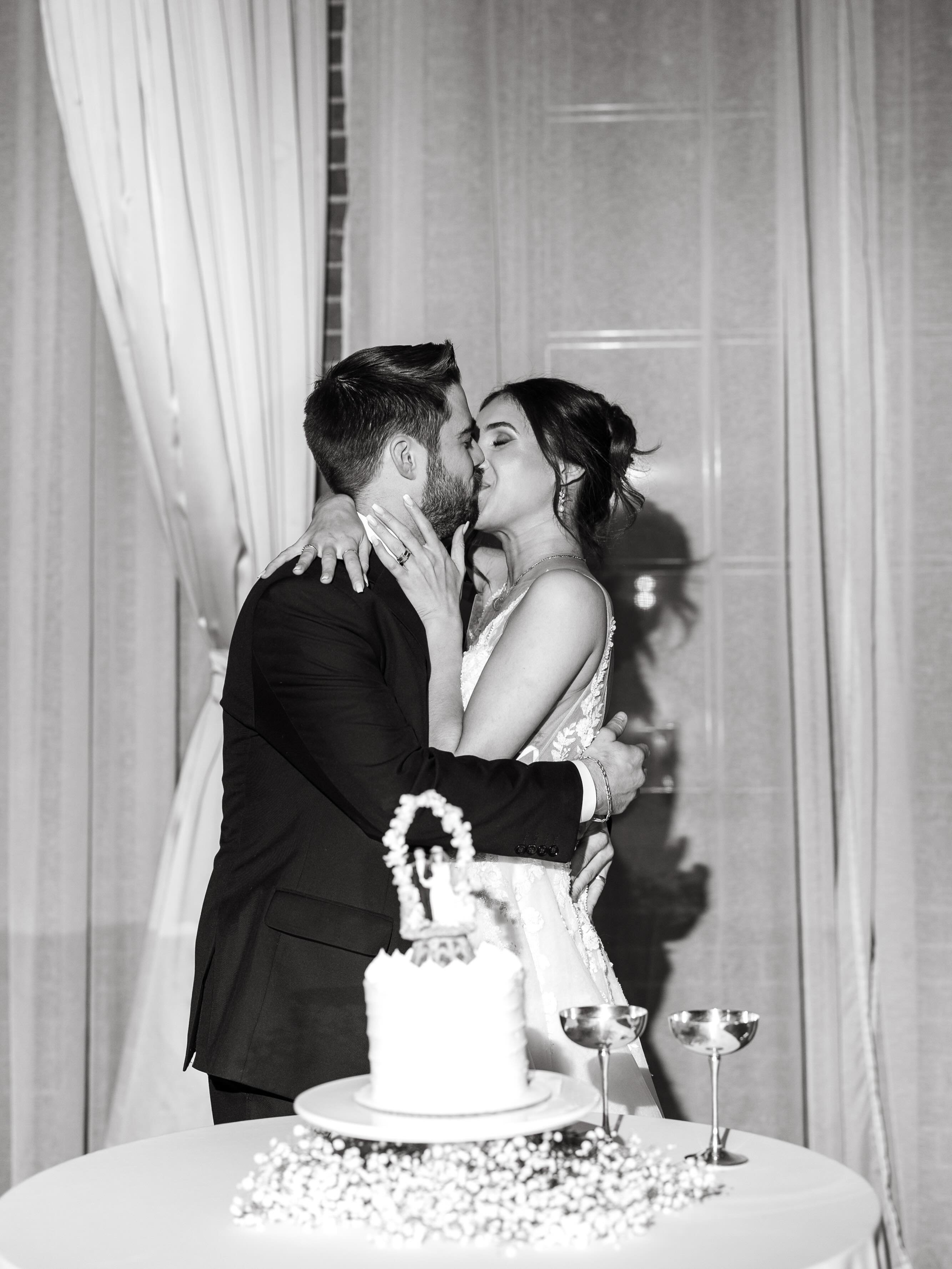 The Smith’s cake cutting✨
-
Venue: @theeverlykc
Bar & Alcohol: @theeverlykc
Planning: @thirtyonethirty_events
Photography: @photosbykallijo
Content Creator: @weddingbigsis
Catering: @heftercateringkc
DJ: @platinumdjkc, @djappolloentertainment
HMU: @theposhkc
Florals: Hyvee - 64th Street
Rentals: @sobremesakc
Signage & Stationery: @sobremesakc
Bakery: Donuts by Muncher's
Cake by @mclainsbakerykc Bridal Dress: @savvybridal
Suits: @dan_dan_the_wedding_man
-
#CakeCutting #WeddingCake #KansasCityWedding #kansascitydj