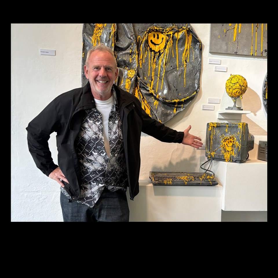 Norman Cook popped into the gallery to pick up his Atari Computer.
We asked him some questions about it. Read what he said here.
@officialfatboyslim @ryca_artist @whistleblowergallery #normancook #fatboyslim #ryca #atari #whistleblowergallery