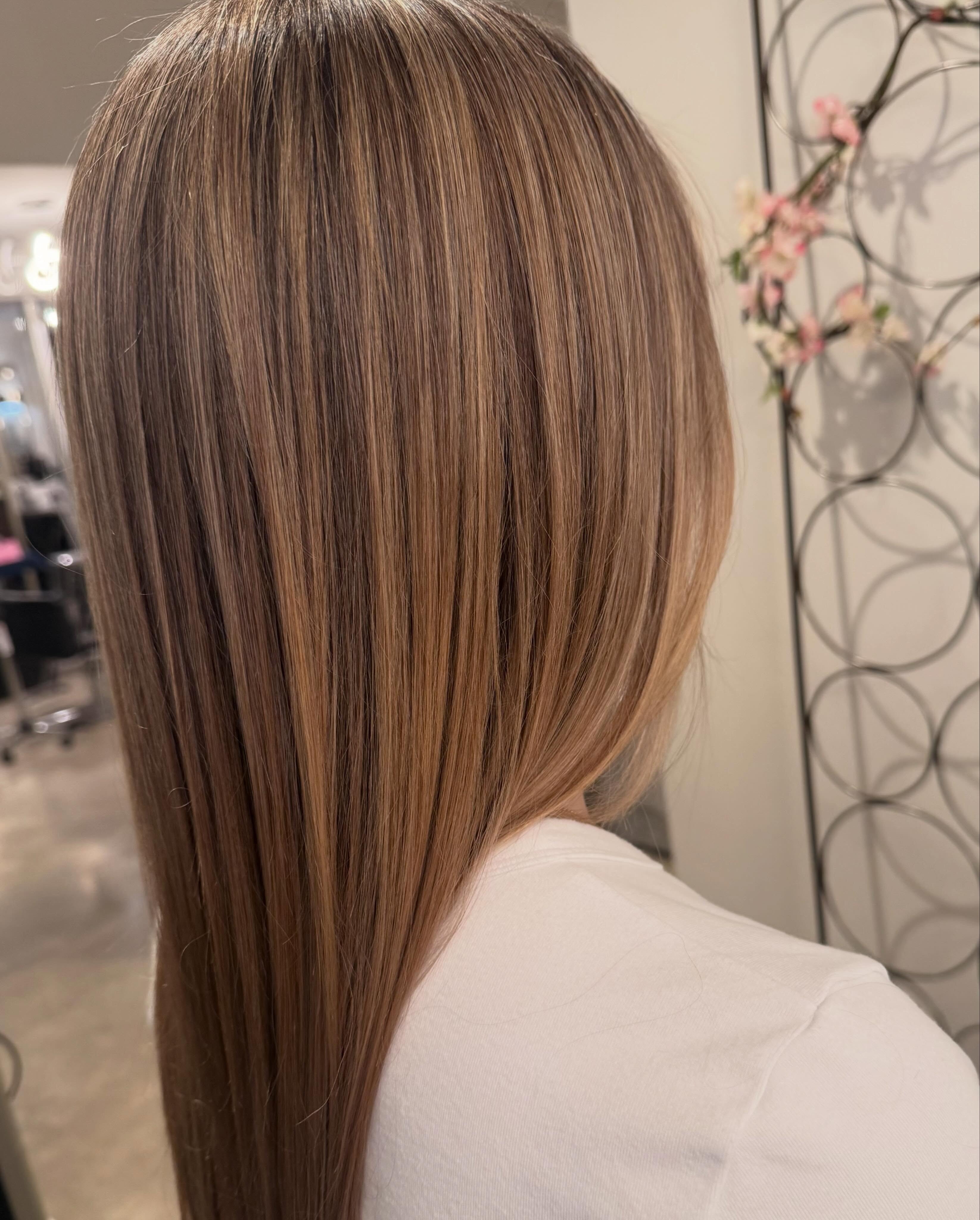 Your daily dose of H O N E Y
.
Everyone’s gearing up for summer by brightening & adding dimensional tones! Click the link in our bio 👆🏼to schedule YOUR transformation!
.
.
.
.
#guilfordct #guilfordcthairsalon #guilfordcthairstylist #ctshorelinesalon #cthairsalon