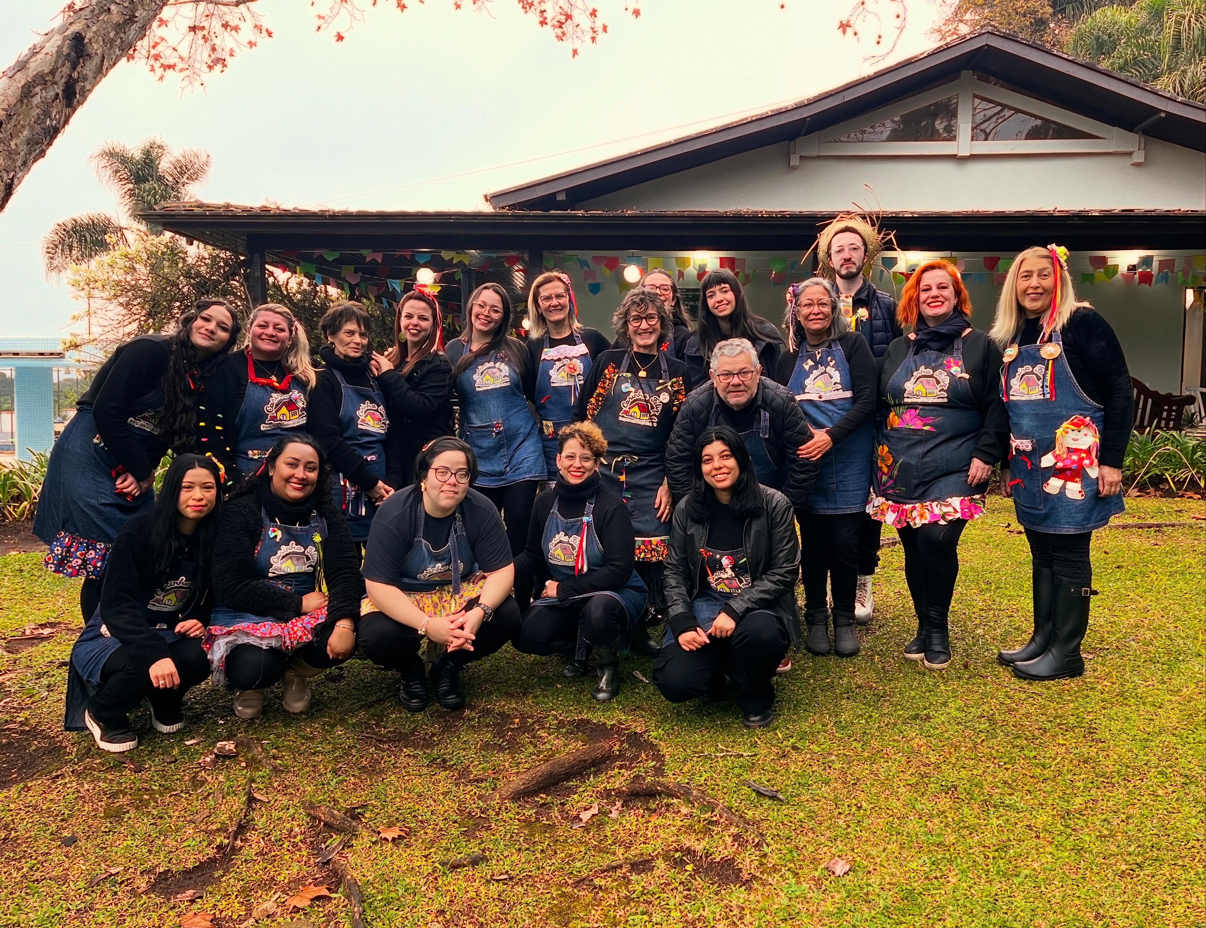 🏡 Equipe Casinha Feliz 2026 pronta pro #ArraiáFeliz! Faça chuva ou faça sol, sempre com #umcalornocoração! Venham que vai ser bãoooo dimais!