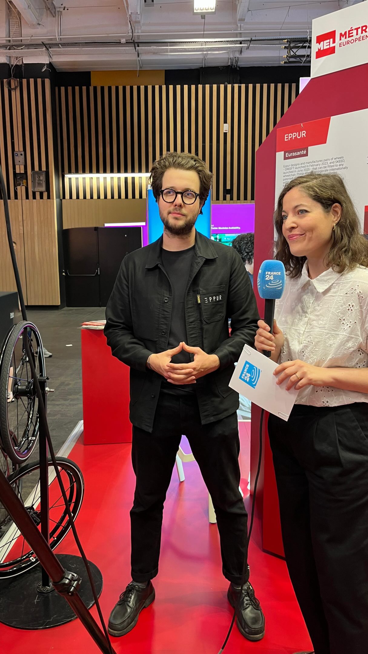🤖 Au milieu des innovations futuristes présentées à #vivatech cette année, nous sommes fiers d’avoir présenté notre innovation qui a déjà un #impact concret dans le quotidien des utilisateurs de fauteuils roulants manuels.
🎙️ @joanna.sitruk.journaliste pour @france24.
#eppur #innovation #handicap