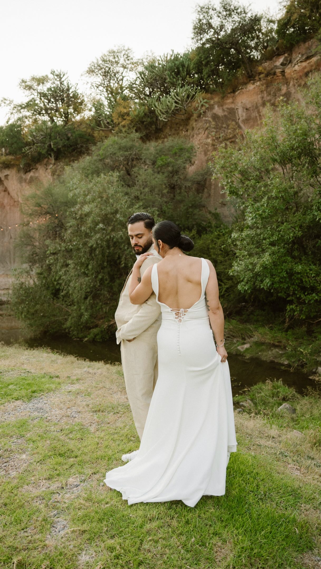 Fotos espontáneas, dinámicas y llenas de emoción durante la boda civil de Pau y Rodrigo en Querétaro. 📸
Para este tipo de cobertura buscamos anticiparnos a la acción, trabajar con movimientos naturales y documentar las interacciones reales entre los invitados y la pareja. Utilizamos secuencias de disparo continuo para capturar microexpresiones, gestos y reacciones genuinas que suceden en fracciones de segundo.
Más que dirigir cada momento, observamos y construimos una narrativa visual basada en emociones auténticas, logrando imágenes con mayor profundidad, dinamismo y valor documental.
La fotografía de boda no se trata solo de cómo se veía el día, sino de recordar exactamente cómo se sintió.
#FotografiaDeBodas #WeddingPhotography #BodasQueretaro