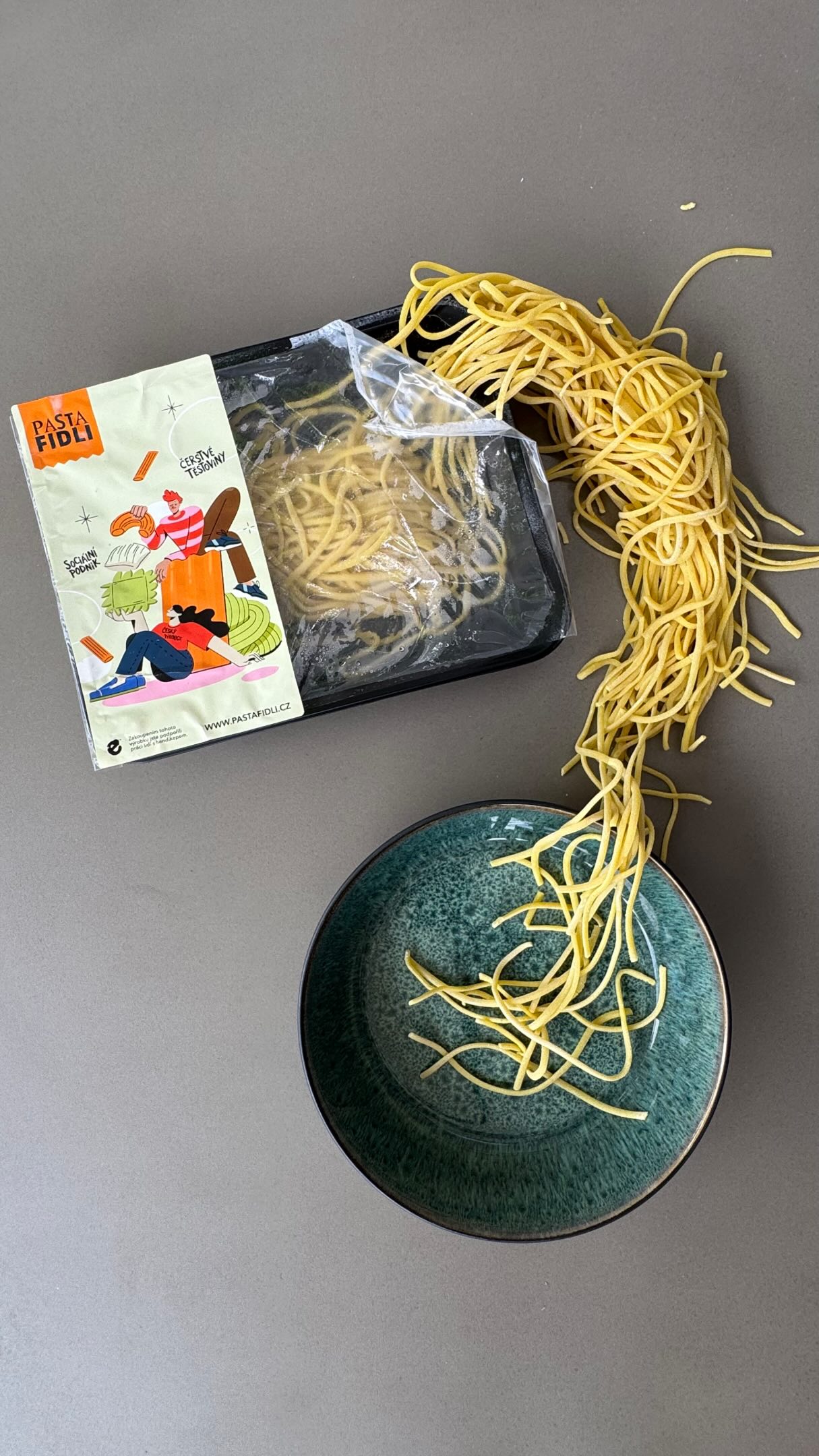 Nový kabátek, stejná skvělá chuť. 🍝✨
Naše čerstvé těstoviny si teď můžete odnést domů nejen z pizzerie Pasta fidli, ale také z našich bister a kaváren Mezi řádky a pekařství U Dvou rohlíků.
Stačí jen 3 minuty povařit, přidat oblíbenou omáčku a nechat těstoviny roztančit váš talíř. ❤️🍝