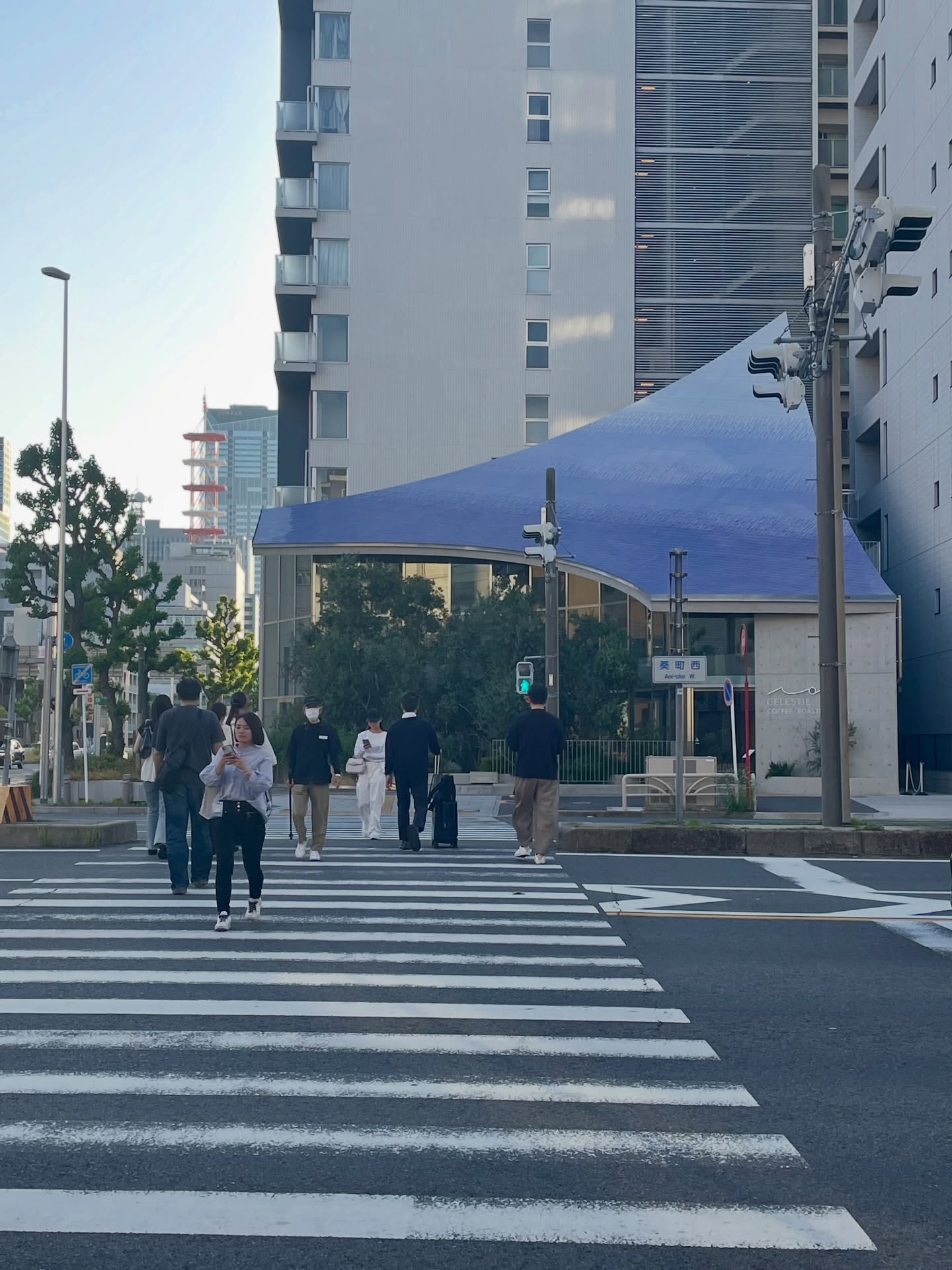 AOI CELESTIE COFFEE ROASTERY|永山祐子(2025)
名古屋・新栄の角地
両側を高いマンションに挟まれた密集地に、
空からめくれ落ちてきたような
1枚1枚タイルを葺いた屋根「天空(CELESTIE)」
足元は煉瓦
ヘリンボーンに敷かれた床と、目地の効いた壁
外は空、内は土。
素材で“上と下”を語り分ける
#永山祐子 #AOICELESTIE #名古屋建築 #ロースタリーカフェ #建築巡り