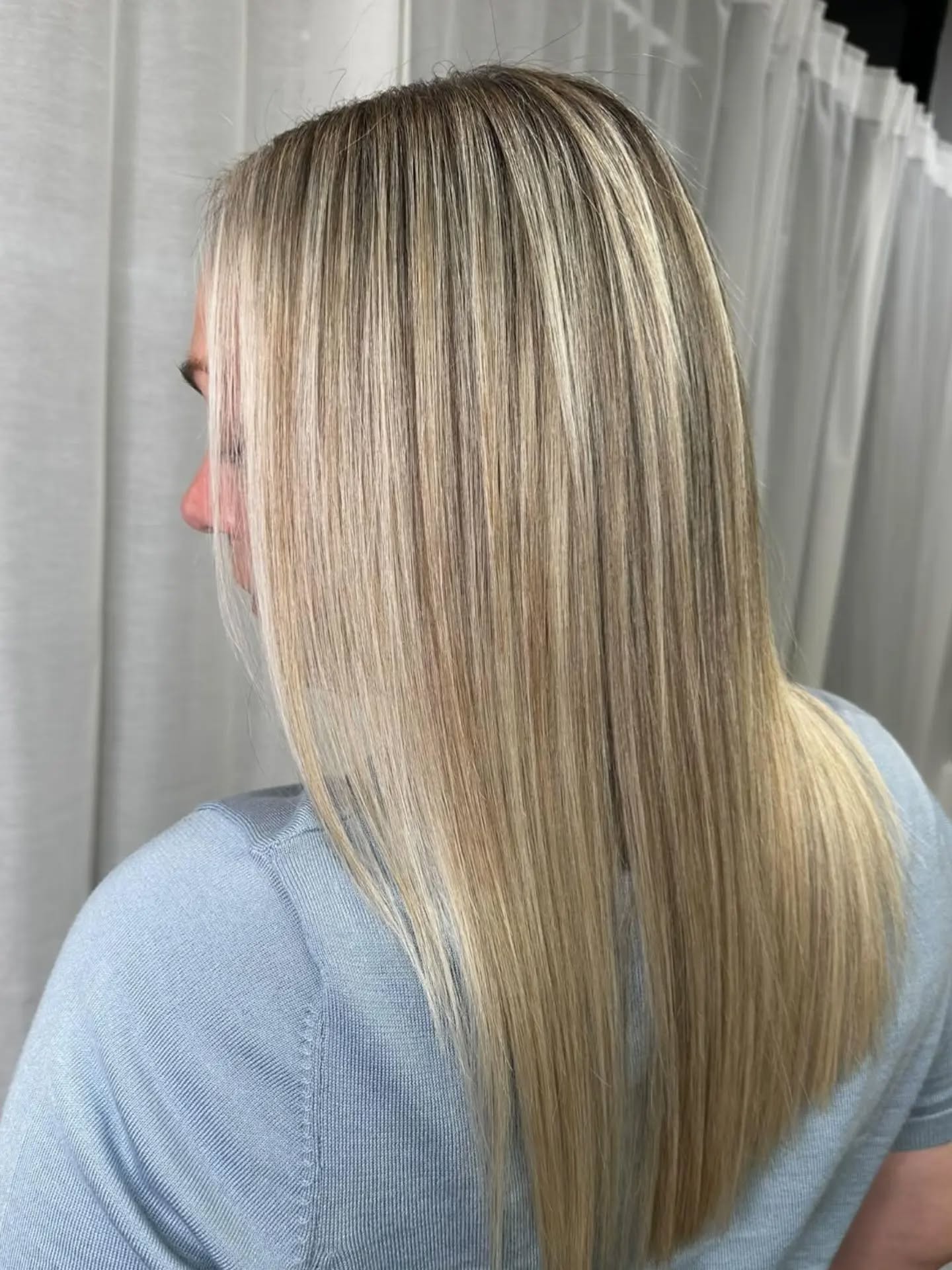 Blonde dreams, professionally delivered ✨️
@dion_beautifyhairdesign
#hairdresser #blondehair #shadowroot #victoriapoint #beautifyhairdesign