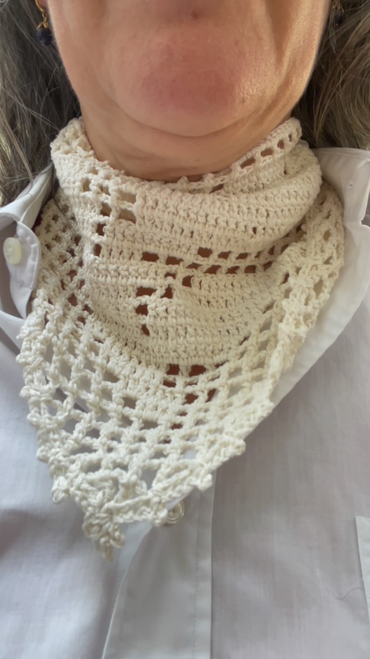 Un bandana crocheté en soie en « crochet-filet », comme un rideau de grand-mère.
Pendant très longtemps je n’aimais pas ce style qui me faisait penser aux rideaux de nos grands-mères. Vers l’adolescence parce que petite, au contraire, j’aimais beaucoup. Je ne sais pas pourquoi, peut-être parce que je jugeais que ça manquait de modernité. Aujourd’hui j’ai un autre regard, le fait que ça ne soit plus des rideaux doit y être pour beaucoup, sans doute aussi le fait qu’en vieillissant on ne perçoit plus les choses de la même façon.
Mais je pense que le fait que ce ne soit plus un rideau mais un bandana compte.
Et toi, ça t’es arrivé d’aimer quelque chose que tu avais pourtant détester à une époque, je ne sais pas comme l’imprimé léopard par exemple ? Dis-moi tout !
Si tu as lu jusqu’ici, alors merci.
Je m’appelle Laetitia, fondatrice du Petit Atelier n°4.
Je crochète à la main des sacs à main, accessoires et objets déco faits de matières naturelles – jute, lin, chanvre, laine… parfois même un peu de coton recyclé.
Chaque pièce est unique, parfois doublée de tissus chinés et réinventés, parce que je crois à la beauté des choses qui ont déjà eu une vie. ♻️
Mon fil conducteur, c’est l’amour du geste juste et du beau durable.
Si toi aussi tu préfères le vrai fait-main à la production rapide, si tu aimes les objets qui ont une âme, alors bienvenue ici 🌿