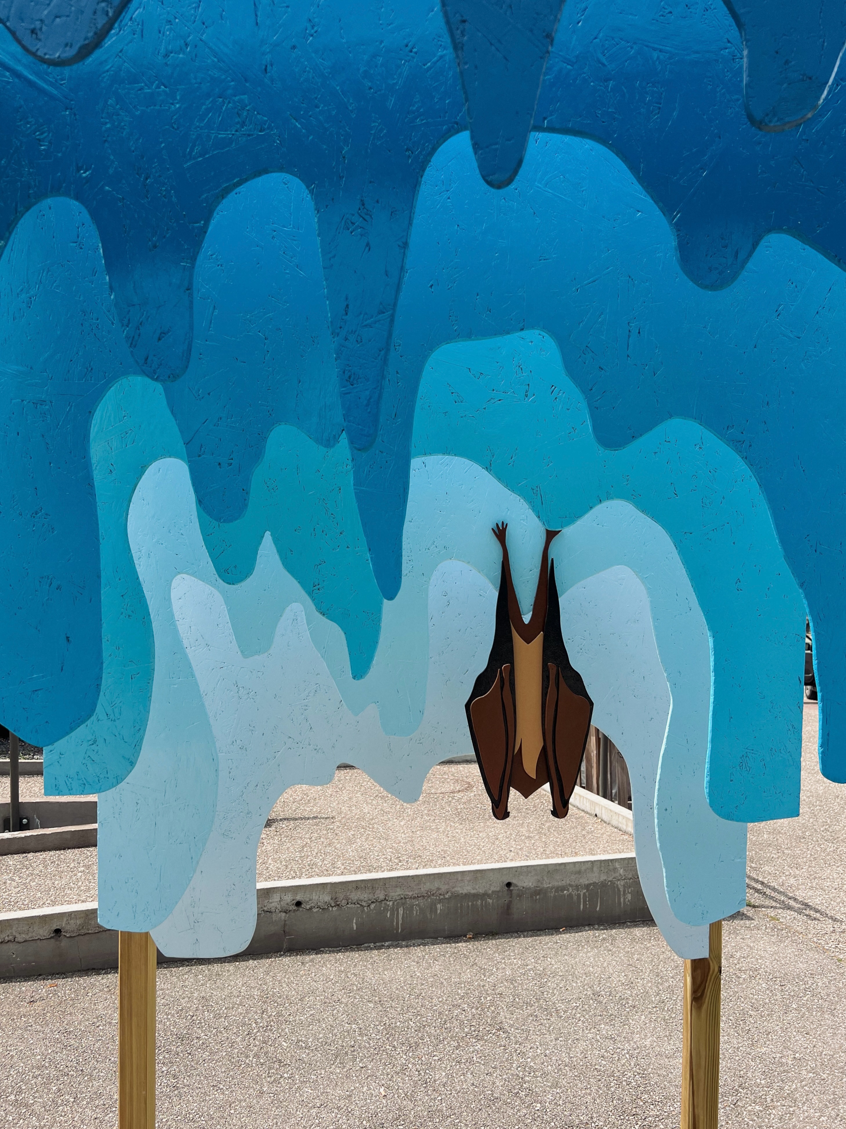 Quelle aventure ! Partie 1/🤷🏻♀️
Premières photos en cours de l’installation « Le Monde à l’envers » réalisée pour @festivalarchinature ! Il y a 5 installations artistiques à retrouver dans la région et je vous prépare un petit récapitulatif des étapes de conception pour bientôt… mais en attendant je vous laisse imaginer le montage de ce projet sous 35 degrés et entourée d’une équipe de choc ♨️ la dernière photo c’est cadeau Zoé 😂
.
> À retrouver aux portes de la Chartreuse devant la maison des arts de @commune_saintlaurentdupont que je remercie grandement pour son accueil ! Merci aux élus pour leur confiance, aux services techniques de la ville pour leur aide, aux écoliers curieux sur le chemin de la cantine, aux passants pour leur bienveillance 🙏🏻
.
🎉 Festival : #Archinature @agoraguiers
📍 Commune : Saint-Laurent-du-pont
🦇 Découpe laser : @humbertprecision
🎨 Peinture : @sikkenssolutionsfrance