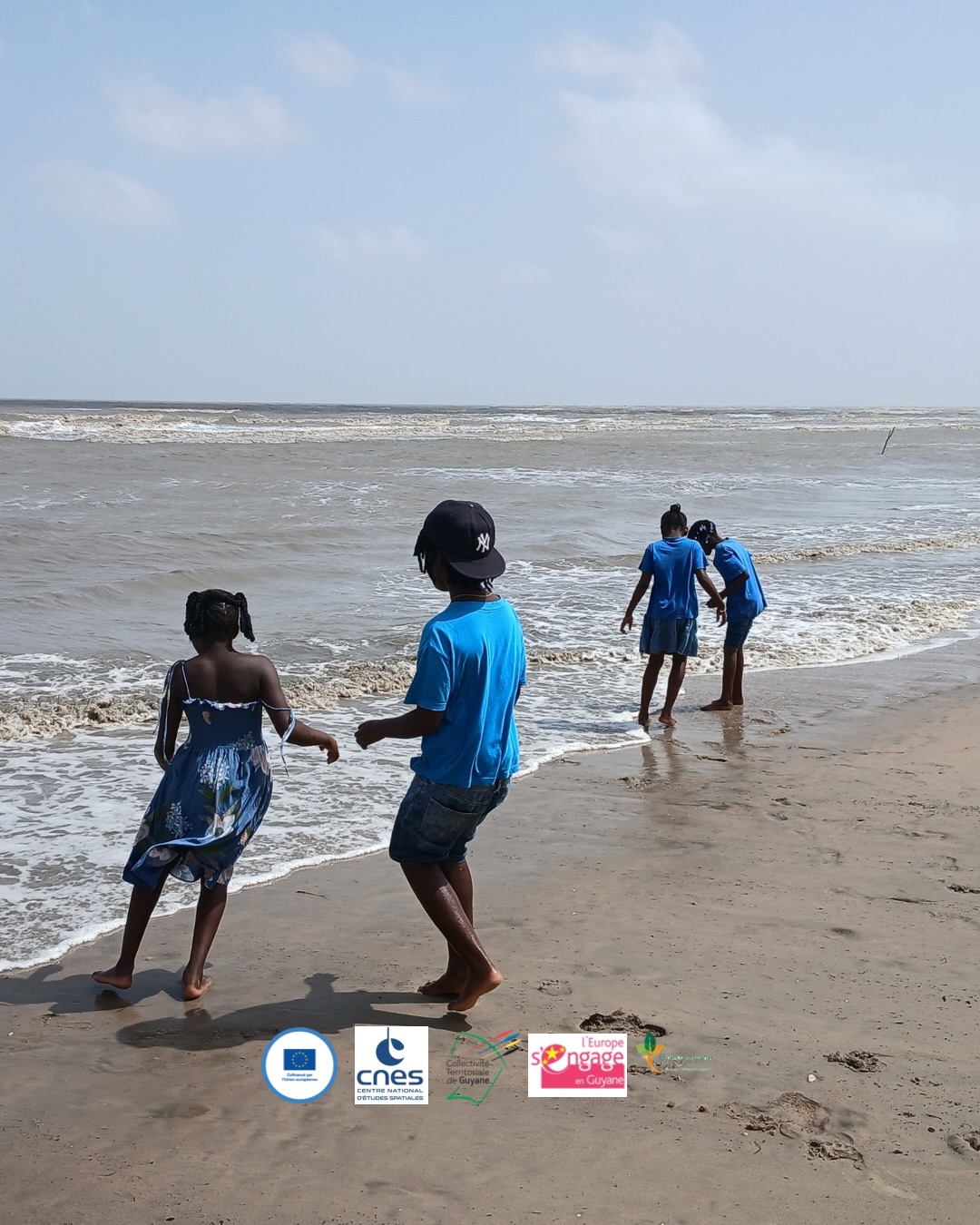 Les coulisses du projet « L’eau c’est la vie » 🎨
Avant l’exposition des oeuvres, il y a eu de nombreuses étapes : découvertes des milieux aquatiques de Guyane, échanges, recherches de couleurs et créations sur toile.
Les élèves de l’école Toussaint Louverture ont exploré le thème de l’eau à travers l’art, en laissant parler leur imagination et leur créativité 🌿
Un beau projet mêlant sensibilisation à l’environnement et expression artistique.
Bravo à tous les élèves pour leur implication ✨
Ce projet a été porté par l’OCCE Guyane et soutenu par l’Union Européenne, la CTG, la CCOG et le CNES.
#projetpedagogique #educationartistique #artetenvironnement #guyane #atelierenfant