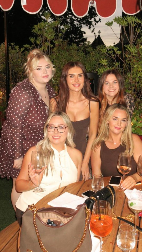 We're just girls 🥹💖
Wanna join the team?
We have a newly renovated treatment room available to rent!
This isn’t just a space to work… it’s a space to grow 💫.
Everyone here is self employed, running their own business under one roof.
Your brand, your clients, your diary — but with a supportive team around you.
We believe in support over competition.
Community over comparison.
You’ll have your own keys, flexibility to work your way, & a calm, cosy salon environment that your clients will love walking into.
If you’re ready for independence but don’t want to do it alone… this could be your next step ✨
Pop me a DM for more details & please share if you think you may know someone that could be the perfect fit ☺️ 💌.