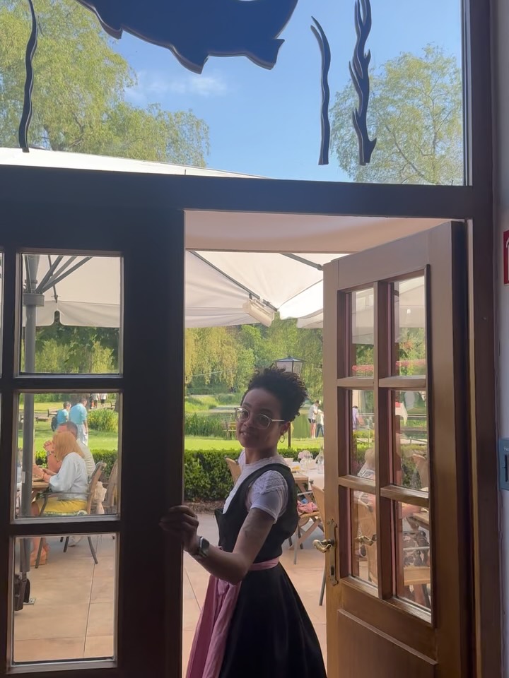 ☀️ Bei den heißen Temperaturen lässt es sich auf unserer schattigen Terrasse wunderbar entspannen.
Unser See sorgt für eine angenehme Atmosphäre, während eine leichte Brise für die perfekte Erfrischung sorgt.