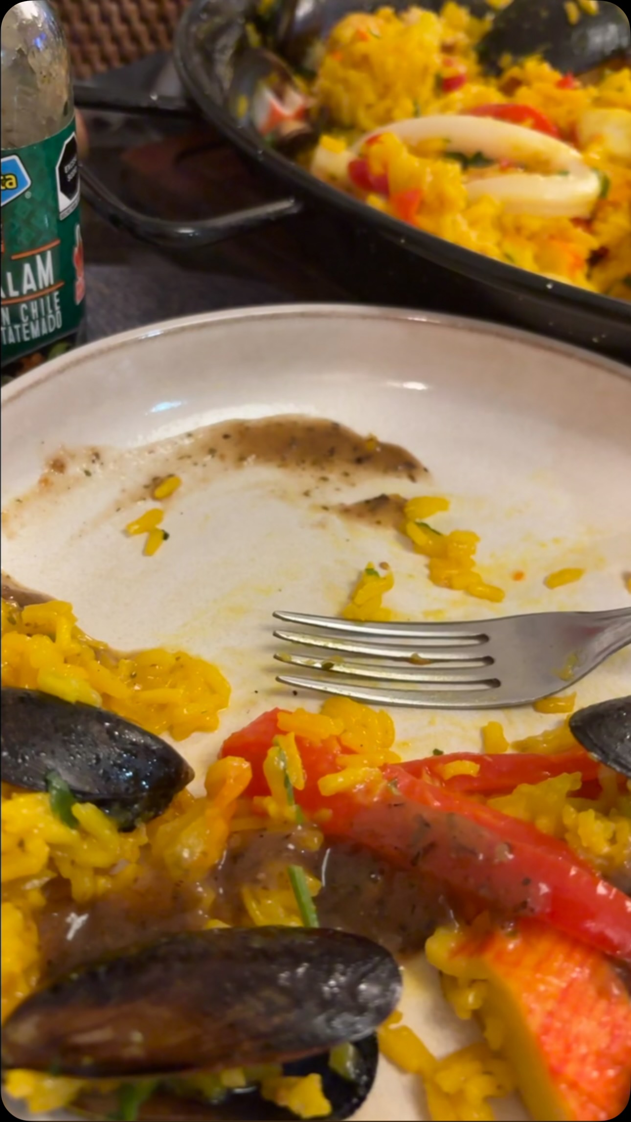 Gracias España por la paella 🇪🇸🥘… pero estamos en México 🇲🇽🌶️.
Muy rica y todo, pero le faltaba algo esencial: salsa de habanero. 😅🔥
#Paella #España #México #SalsaHabanero #picante