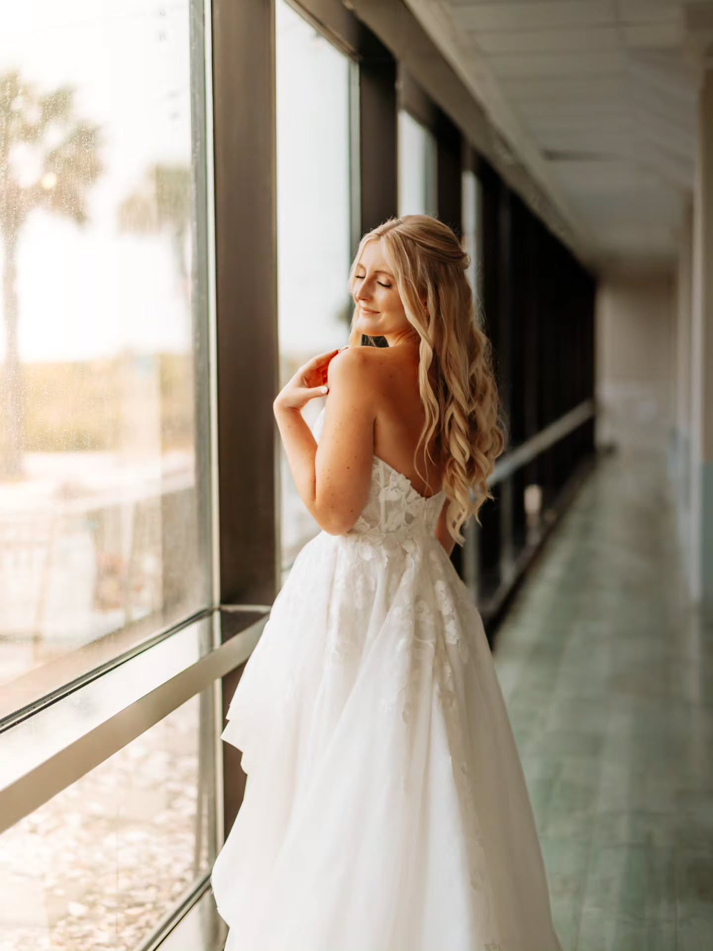 It was such an awesome opportunity to be at this wedding with @higherimagesphoto, and i am in love with these bridal portraits ! 🤍
#fyp
##bridalportraits
#easttennesseeweddingconnection