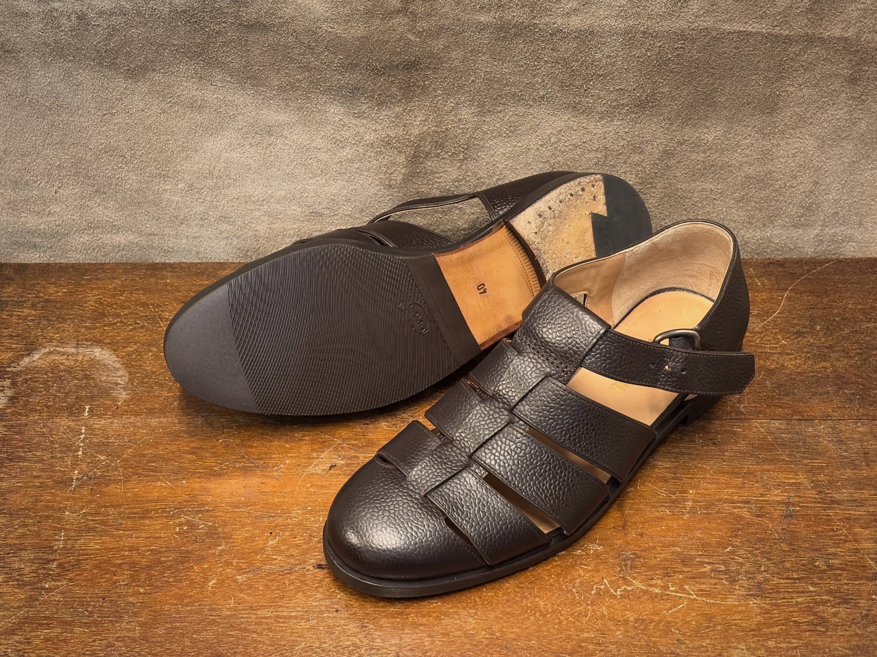 F.LLI.Giacometti (フラテッリ ジャコメッティ)
本日(7/23)名古屋の最高気温は39.9度。
これで酷暑と言わせてもらえないって残酷です。
そんな猛暑日続きでも、ちょっとちゃんとした靴を履きたいとなると、グルカサンダルですね。
ジャコメッティはグルカサンダルの先駆けメーカーと言って良いでしょう。
ソールにハーフラバーの貼り付けで、滑り止めとしても期待できますし補強になります。
使用したのはVibram2342でした。
■ご案内■
・ROOSTでは、郵送・配送での修理も受付けています
サイト内「オーダーの方法」にあるお問合せフォームか、メールやラインにてお問合せください。
※写真を添付して頂けるとよりスムーズに修理のご案内ができます。
2026.07.23
#靴修理 #ジャコメッティ #ハーフラバー