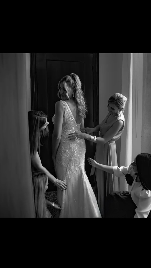 What happens when a Greek goddess decides to get married among the canals of Venice? 💍👰♀️🇬🇷
Pure magic happens✨
For this stunning bride from Greece, we created a bridal look that combines the classical regal beauty of Mount Olympus🏛️ with the timeless charm of the Venetian lagoon.
We studied every detail to enhance her Mediterranean features and blend them with the magical and luxurious atmosphere of Venice🇮🇹
A perfect balance of strength, light, and pure international elegance✨🤍
Videographer📽️ @epicstories_creativestudio
#venicewedding #destinationweddingitaly #greekbride #bridalhairandmakeup #bridalmakeup