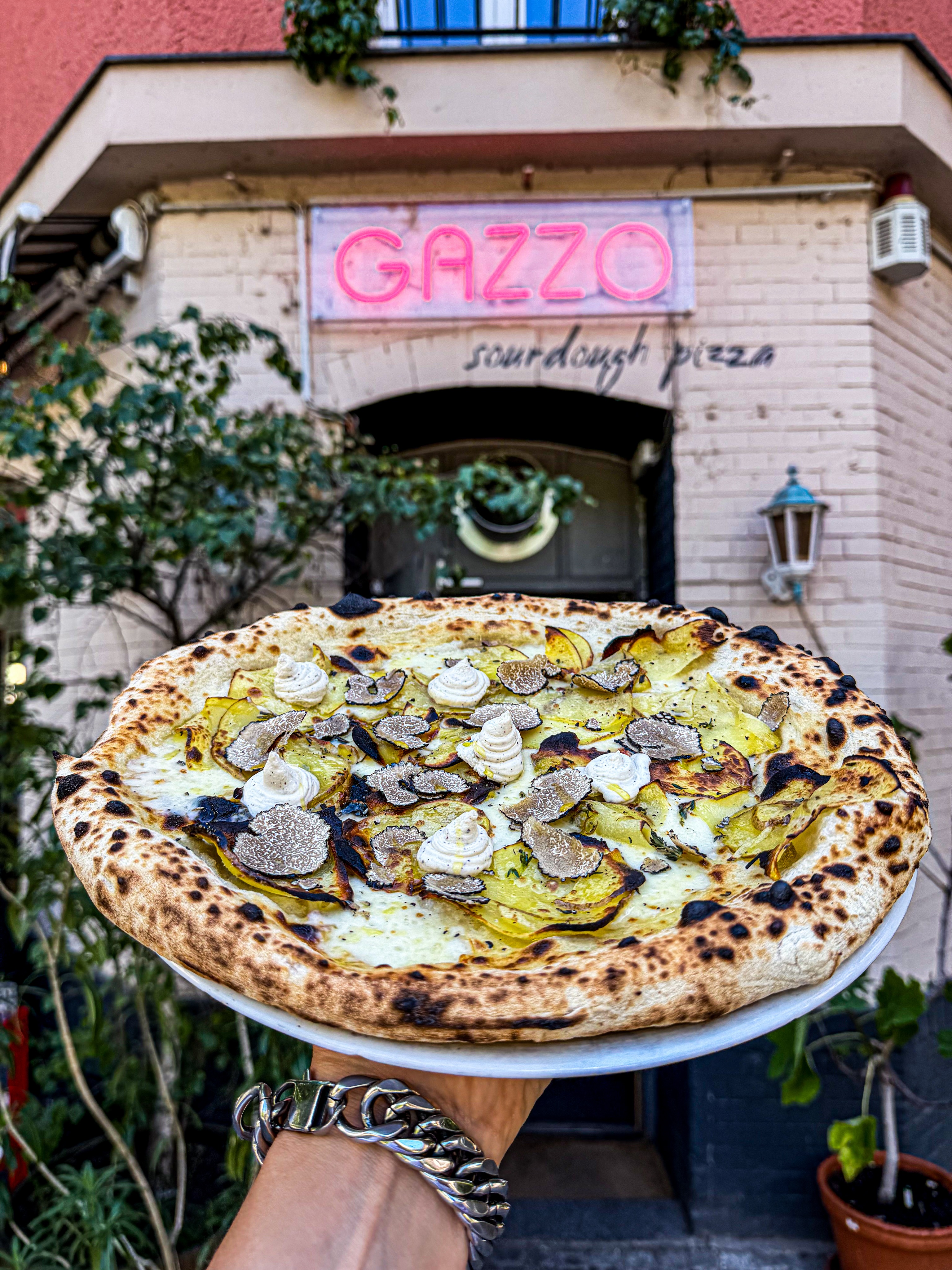 Last chance for summer truffles this weekend ☀️ We get our truffles directly from a contact in Italy. We combine them with potatoes, herbs and mascarpone. On as long as supplies last 🏃
