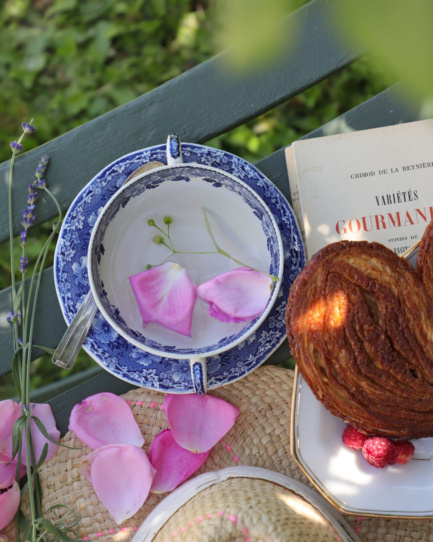 A pause in the garden, something to quench my thirst, something to nourish my mind, something to satisfy my sweet tooth and I could stay there for hours !
♻️ Choose vintage tableware and be kind to the planet.
📱Follow my Instagram to make sure you’ll never miss a novelty.
#kitchenbrocante #instabrocante #brocanteenligne