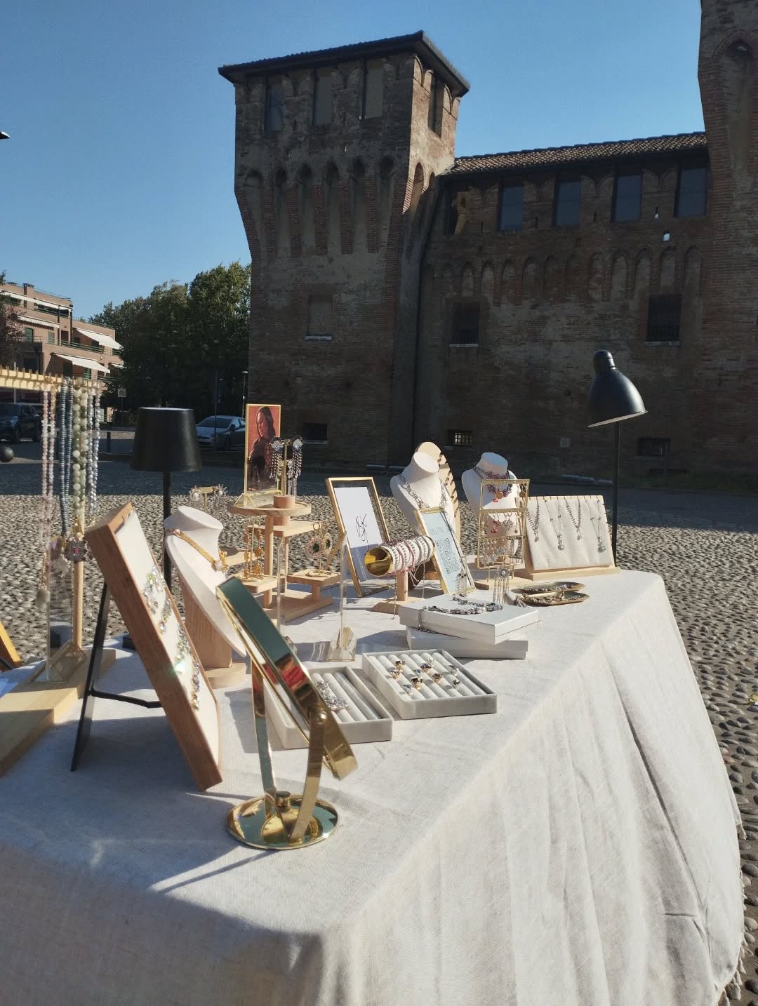 Questo è stato l’ultimo mercatino della stagione bebés! ✨ Grazie Cento!
Sono felicissima di aver conosciuto così tante persone meravigliose e di aver potuto condividere con voi il mio lavoro e la mia passione. 🤍
È grazie a voi che oggi posso vivere del mio sogno e continuare a far crescere, passo dopo passo, questo progetto qui.
Vi porto nel cuore, grazie per esserci stati. Ci rivediamo a settembre con le nuove date! 🌊✨
#jeweleydiaries