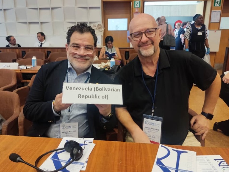 En el marco del 80.º aniversario de ICOM, la sede de la UNESCO en París se convierte en el epicentro del diálogo museológico global, reuniendo a los comités nacionales e internacionales en su Encuentro Anual.
Armando Gagliardi, presidente de ICOM Venezuela, asiste a esta cumbre internacional, llevando consigo la perspectiva y las experiencias del museo venezolano ante la comunidad mundial.
Su participación no solo destaca el compromiso de Venezuela con la cooperación transfronteriza y la gestión museística descentralizada, sino que también posiciona a América Latina como un interlocutor esencial en la construcción de nuevas narrativas para el futuro del sector, aportando miradas propias a los grandes debates de la museología contemporánea.
#ICOMVenezuela #ICOM80Years #UNESCO #ICOM #Museos @ceca.venezuela @icomosofficial @icomvenezuela