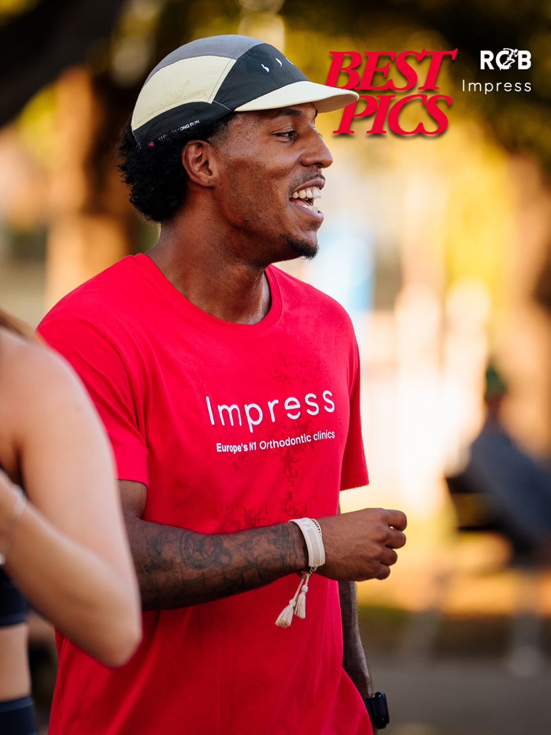 1️⃣ Lo que ocurrió en este Running Club no era lo que esperaba…
2️⃣ Todo empezó como una quedada cualquiera.
3️⃣ Unos minutos para calentar.
4️⃣ Y algunas caras nuevas.
5️⃣ Pero aquí pasó algo que me llamó la atención 👀
6️⃣ Nadie se quedó atrás.
7️⃣ Da igual el ritmo que llevaras.
8️⃣ Siempre había alguien a tu lado.
9️⃣ Y poco a poco el ambiente fue cambiando.
🔟 Las sonrisas aparecieron solas.
1️⃣1️⃣ Porque esto ya no iba de correr.
1️⃣2️⃣ O al menos no únicamente.
1️⃣3️⃣ Entonces entendí el motivo.
1️⃣4️⃣ No era una carrera.
1️⃣5️⃣ No era un entrenamiento.
1️⃣6️⃣ No era cuestión de kilómetros.
1️⃣7️⃣ Era una forma de conectar. 🤝
1️⃣8️⃣ De compartir tiempo con personas que acababas de conocer.
1️⃣9️⃣ Y de darte cuenta de que ya no eran desconocidos.
2️⃣0️⃣ Por eso algunos llegan por el running...
y se quedan por la comunidad. ❤️