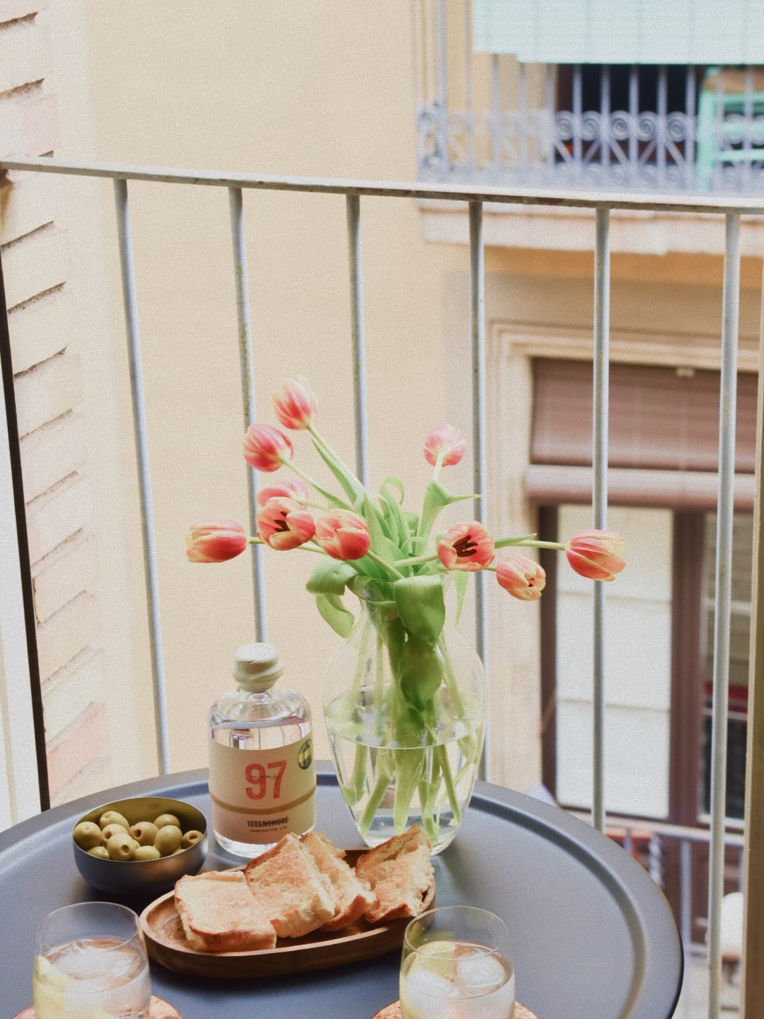 Todo empieza cuando acercas una silla y abres la puerta al balcón. Buena comida, luz de tarde y una copa que deja saborear cada momento.
El ritual del aperitivo, a la mediterránea.
100&NOMORE - ni una gota más.